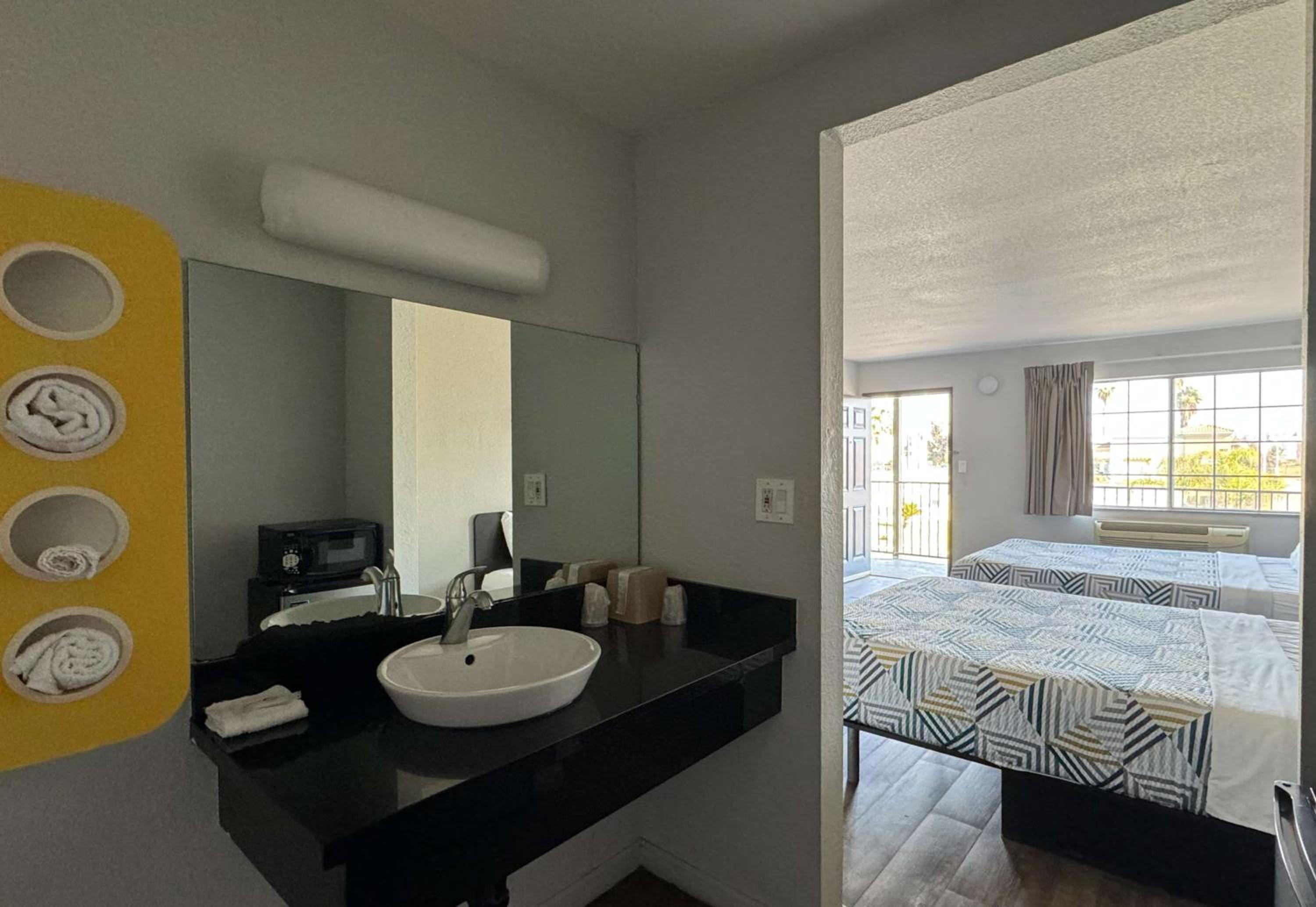 Deluxe Queen Room with Two Queen Beds - Non-Smoking - Photo 6