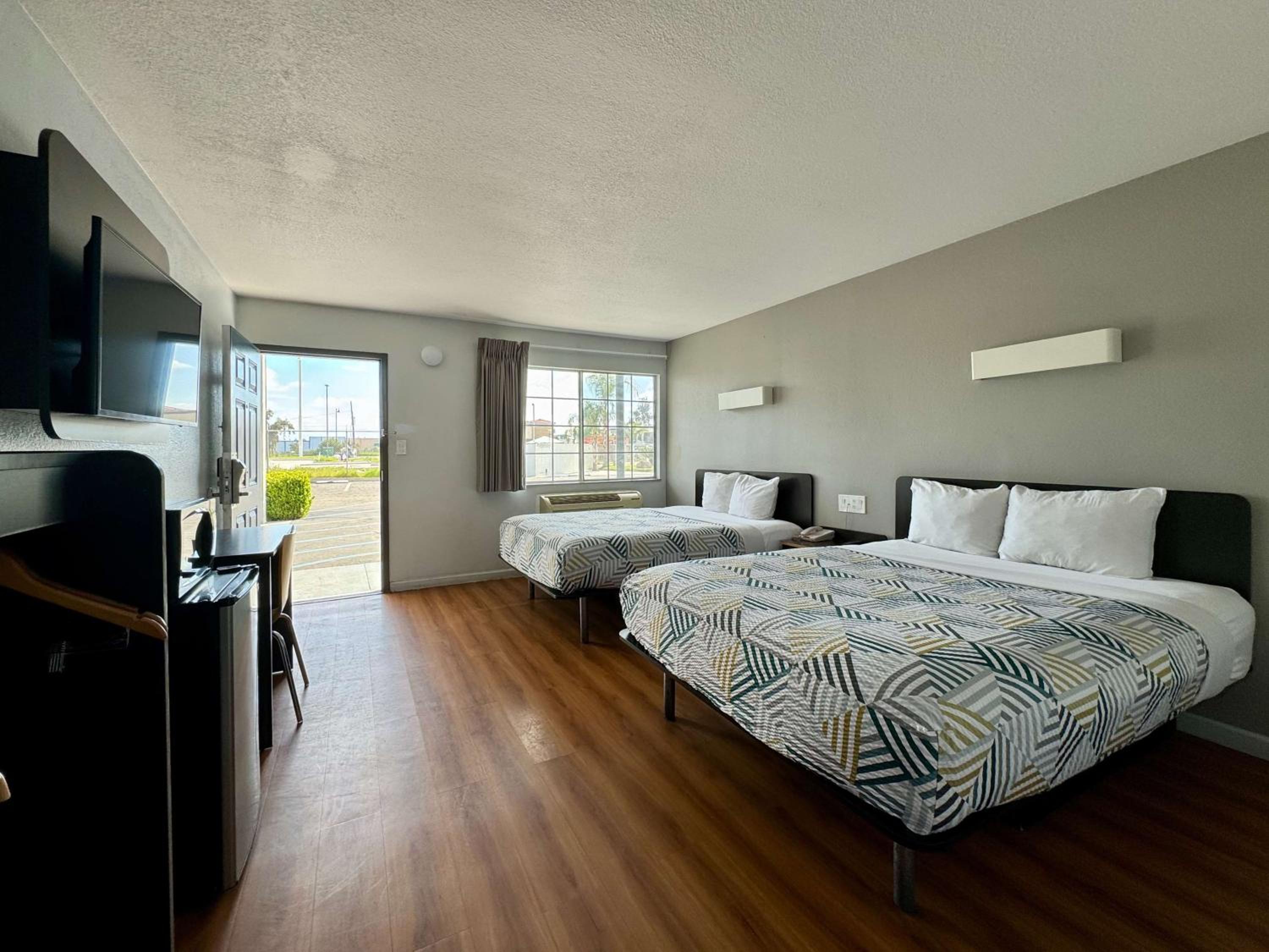 Queen Room with Two Queen Beds - Disability Access - Non-Smoking - Photo 4