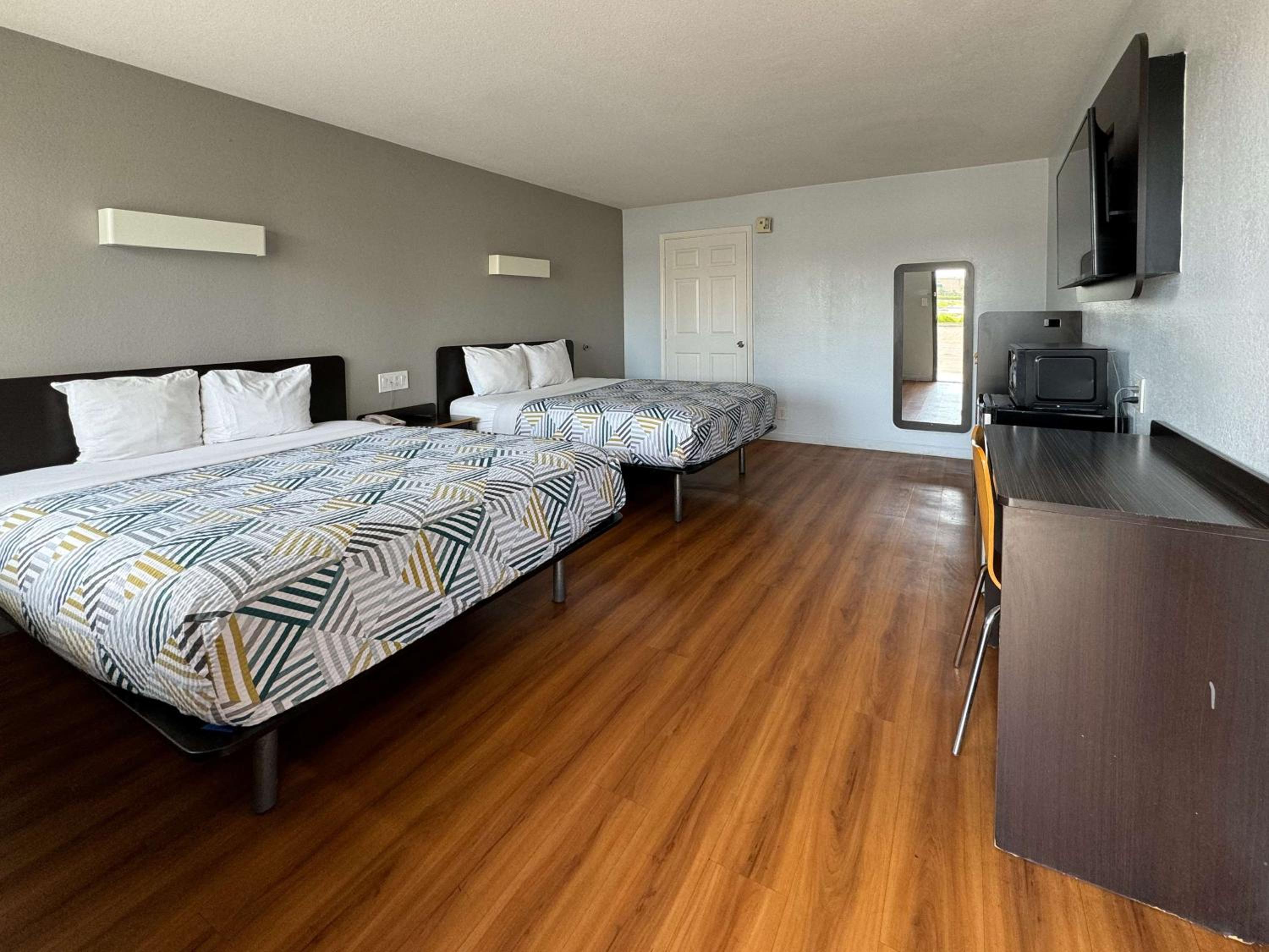 Queen Room with Two Queen Beds - Disability Access - Non-Smoking - Photo 3