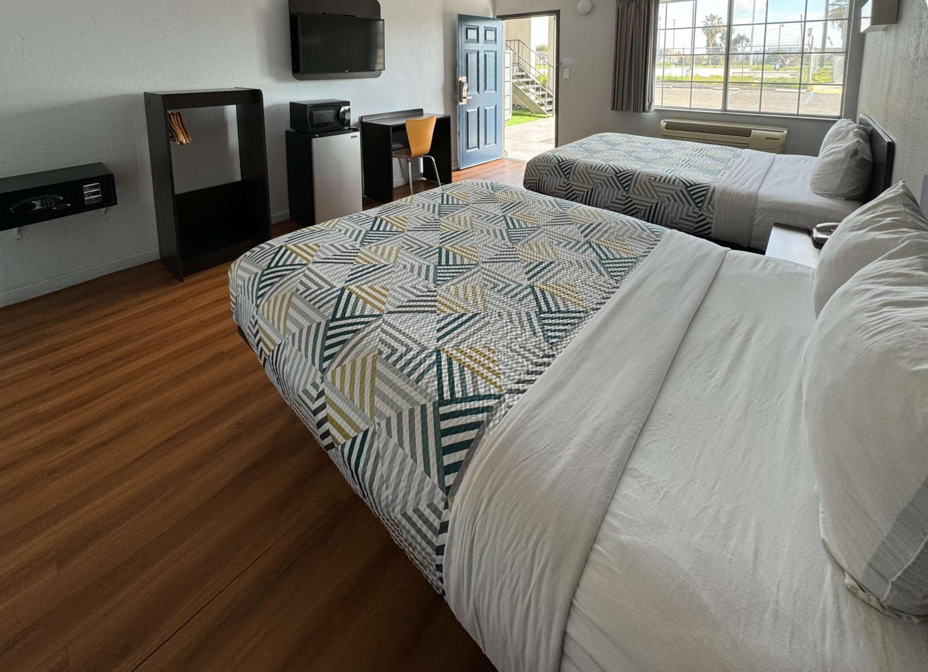 Queen Room with Two Queen Beds - Disability Access - Non-Smoking - Photo 2
