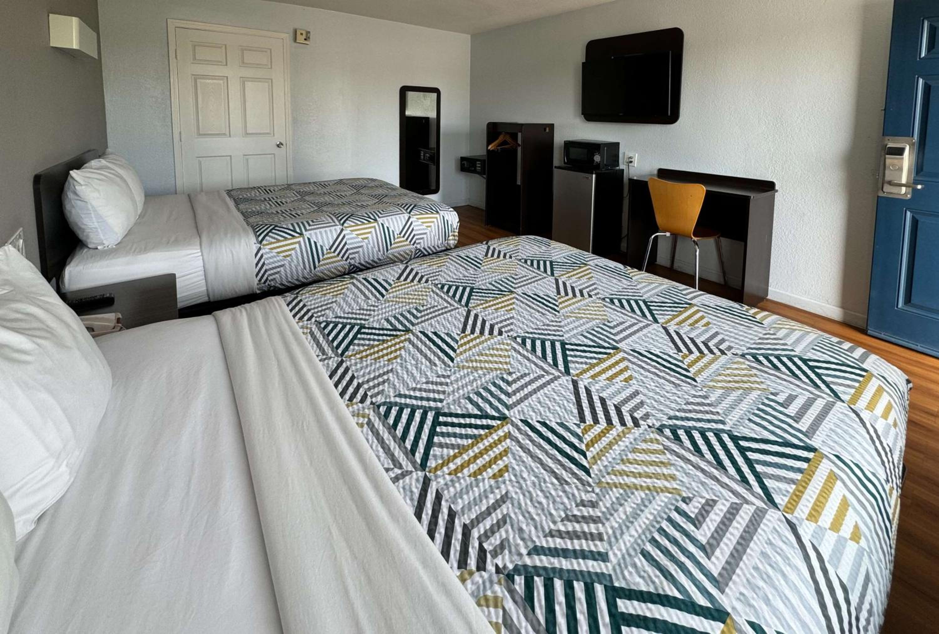 Queen Room with Two Queen Beds - Disability Access - Non-Smoking - Photo 1