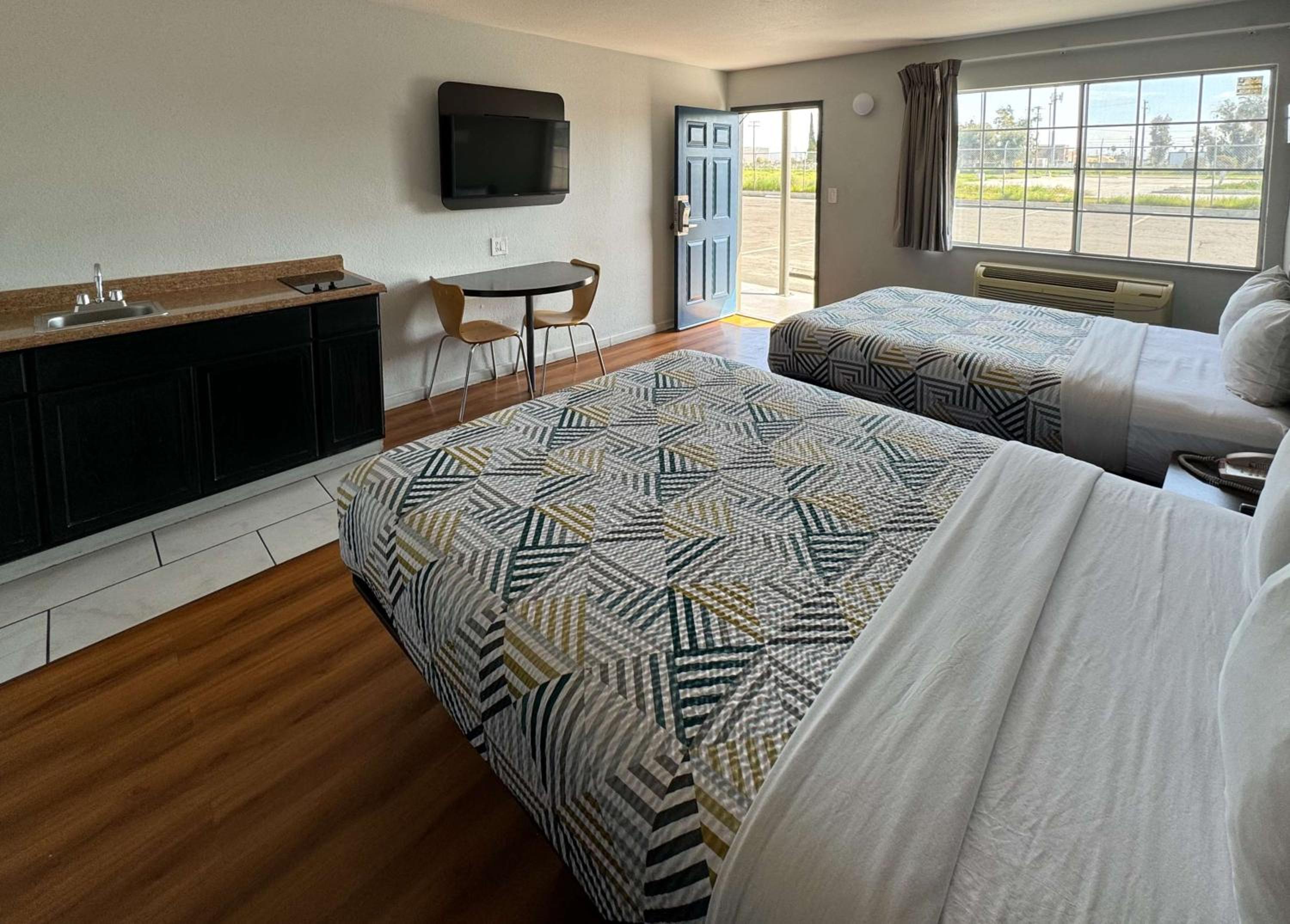 Deluxe Queen Room with Two Queen Beds - Photo 5