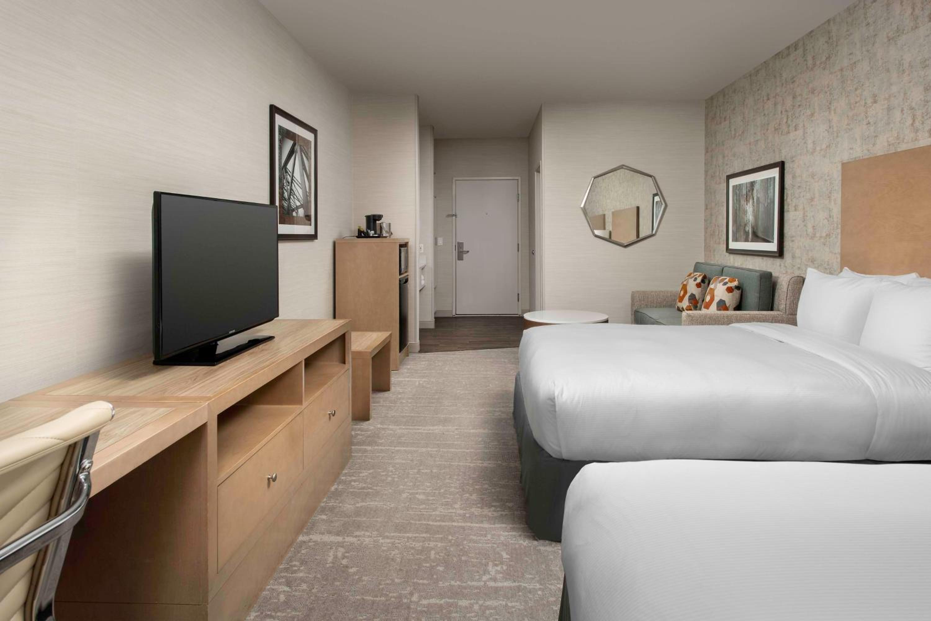 Queen Room with Two Queen Beds - Photo 8