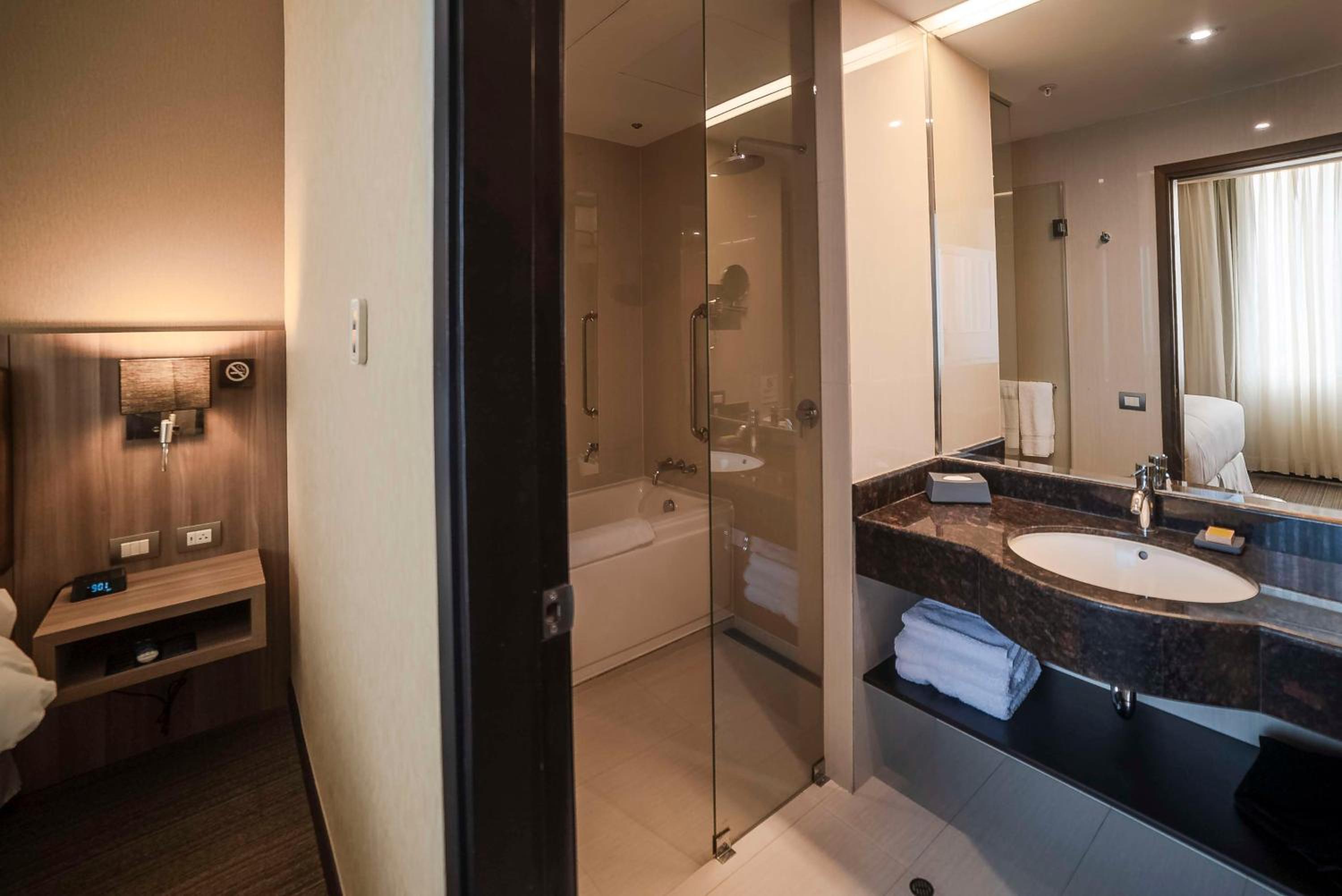 One-Bedroom King Suite with Ocean View photo 2