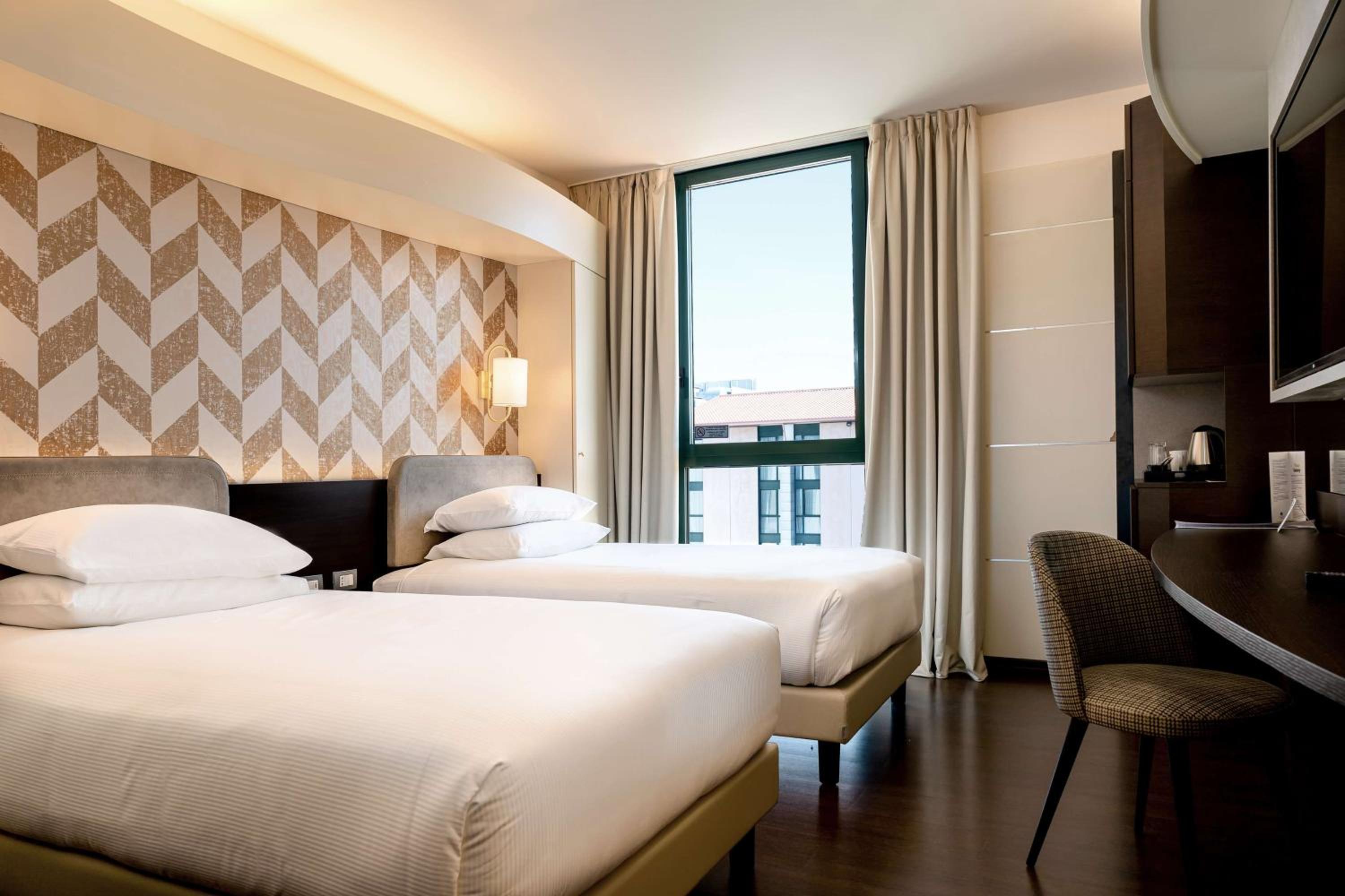 Twin Room thumbnail 5