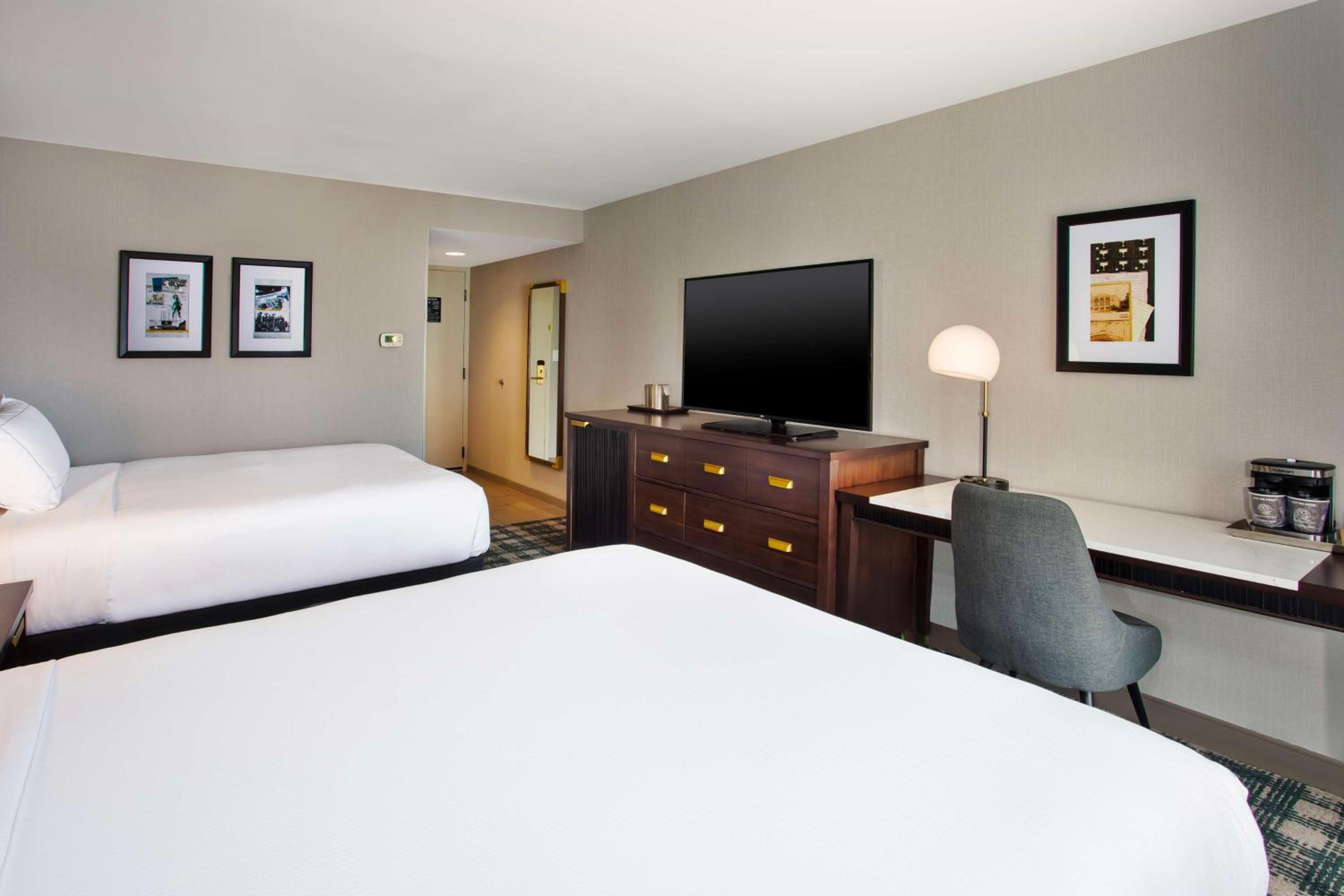 Double Room with Two Double Beds and Mobility Accessible Tub photo 1
