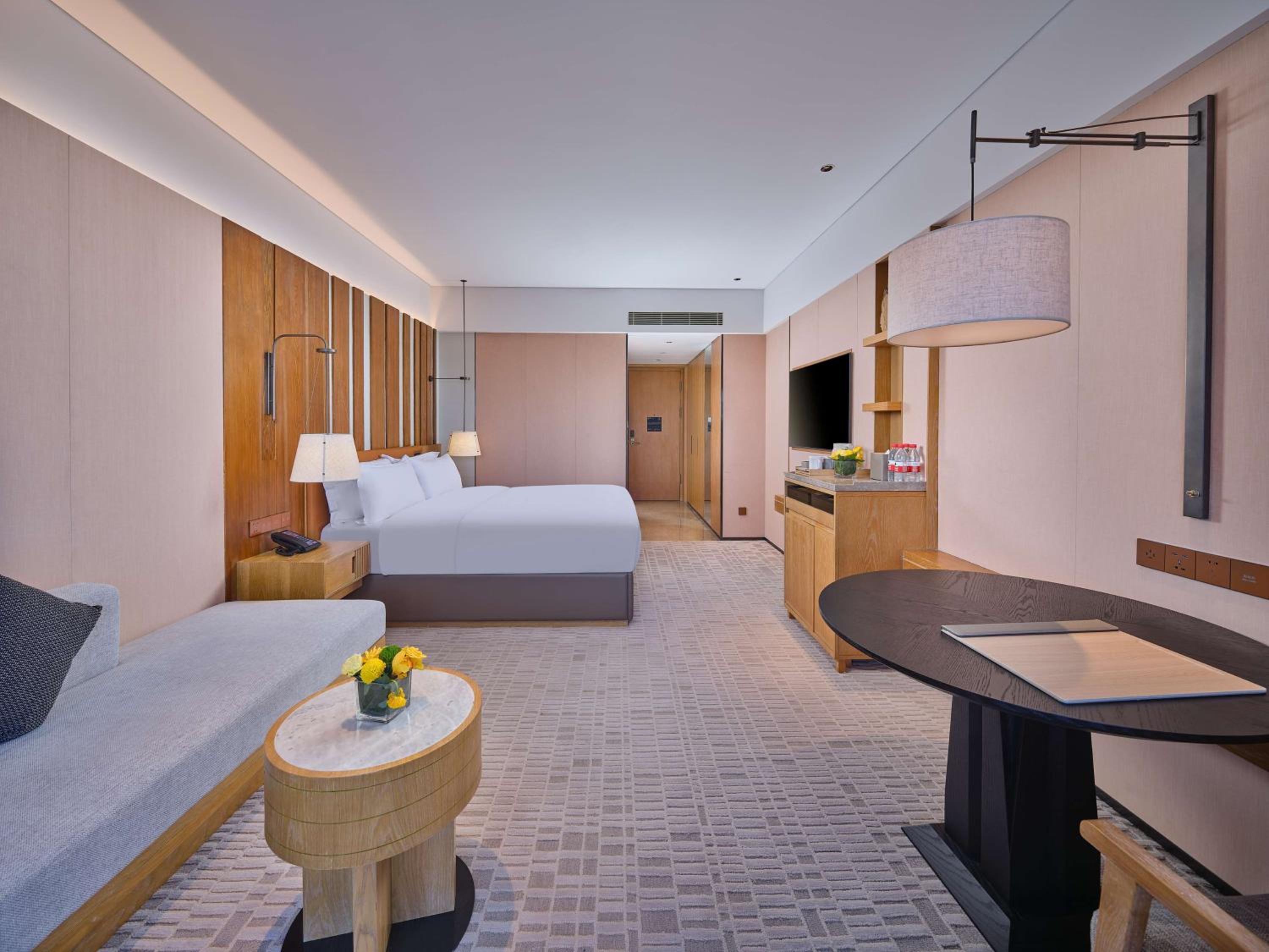 Deluxe King Room with Balcony photo 2