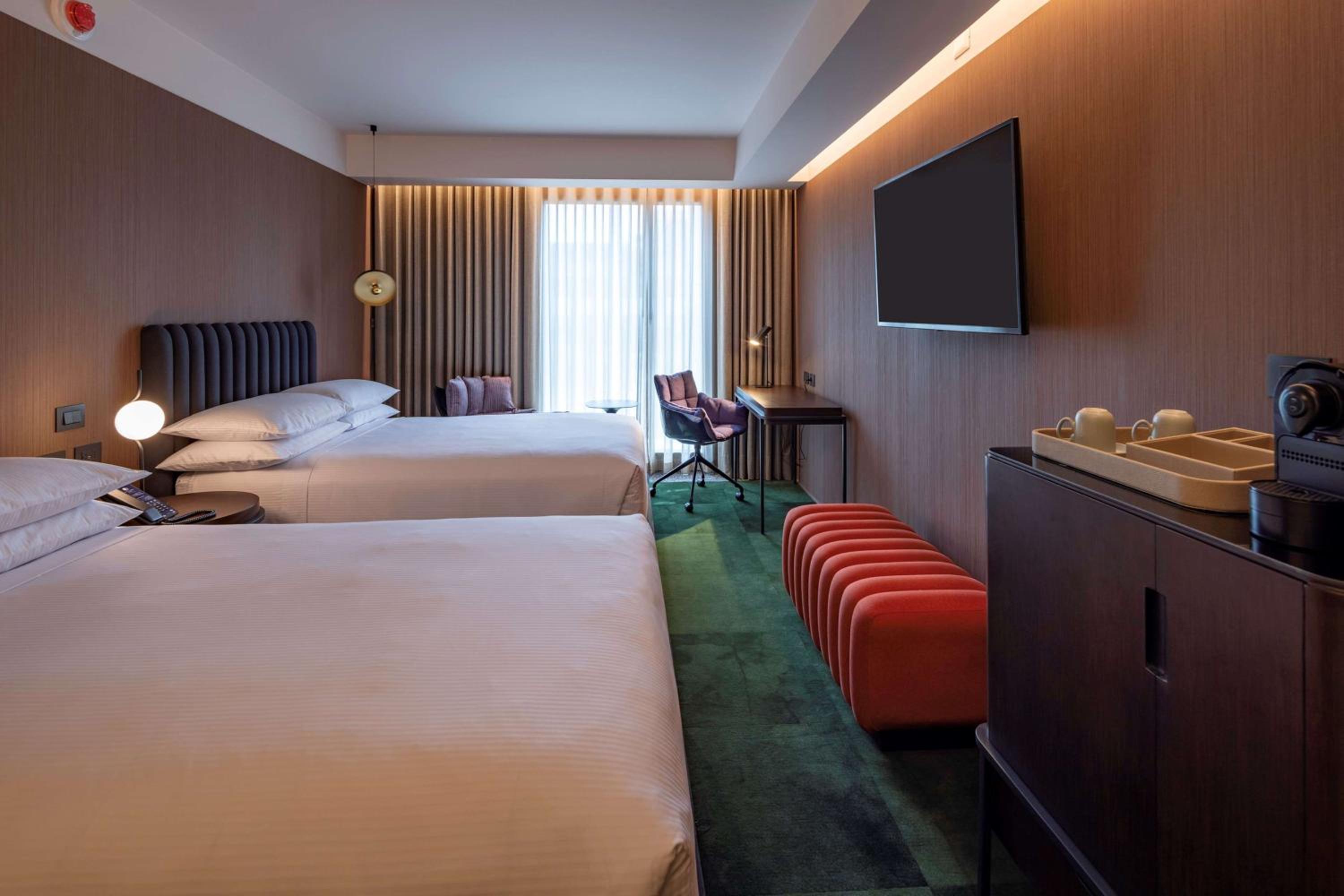 Deluxe Double Room with Two Double Beds - Photo 4