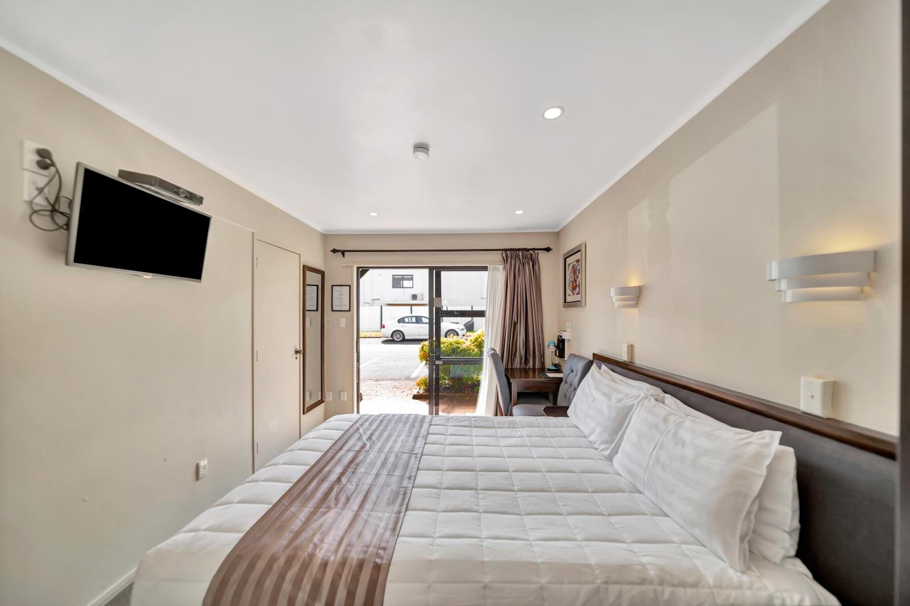 Executive Studio with Bathtub