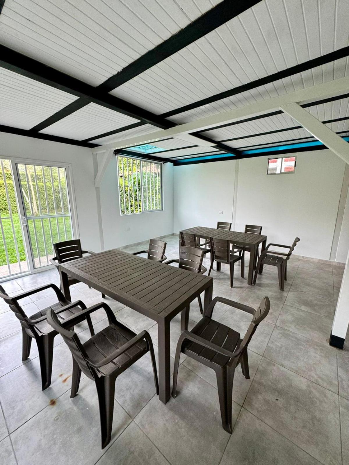 Five-Bedroom House photo 2