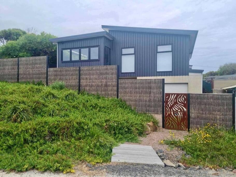 Three-Bedroom House photo 2