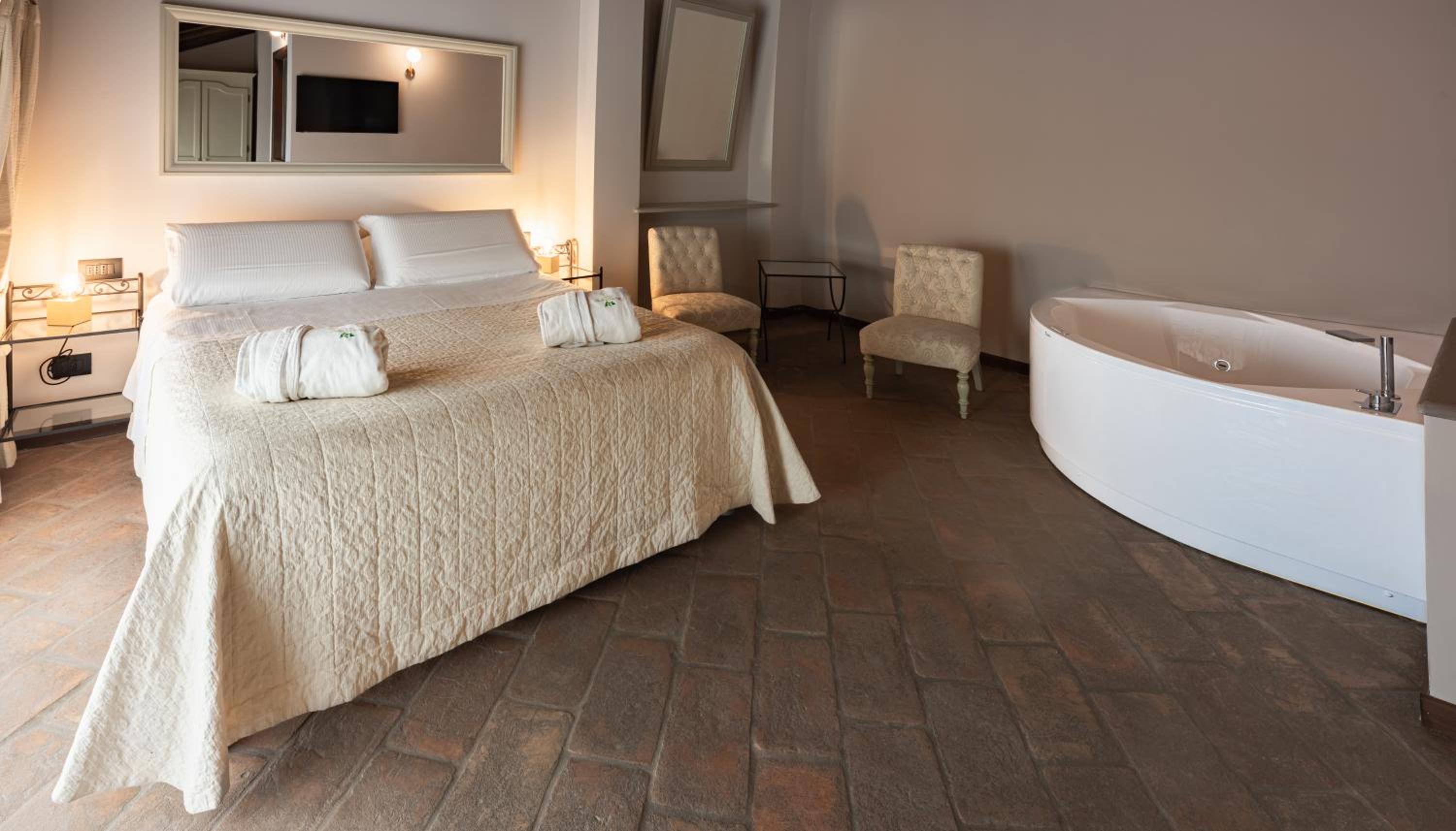 Double Room with Spa Bath - Photo 1