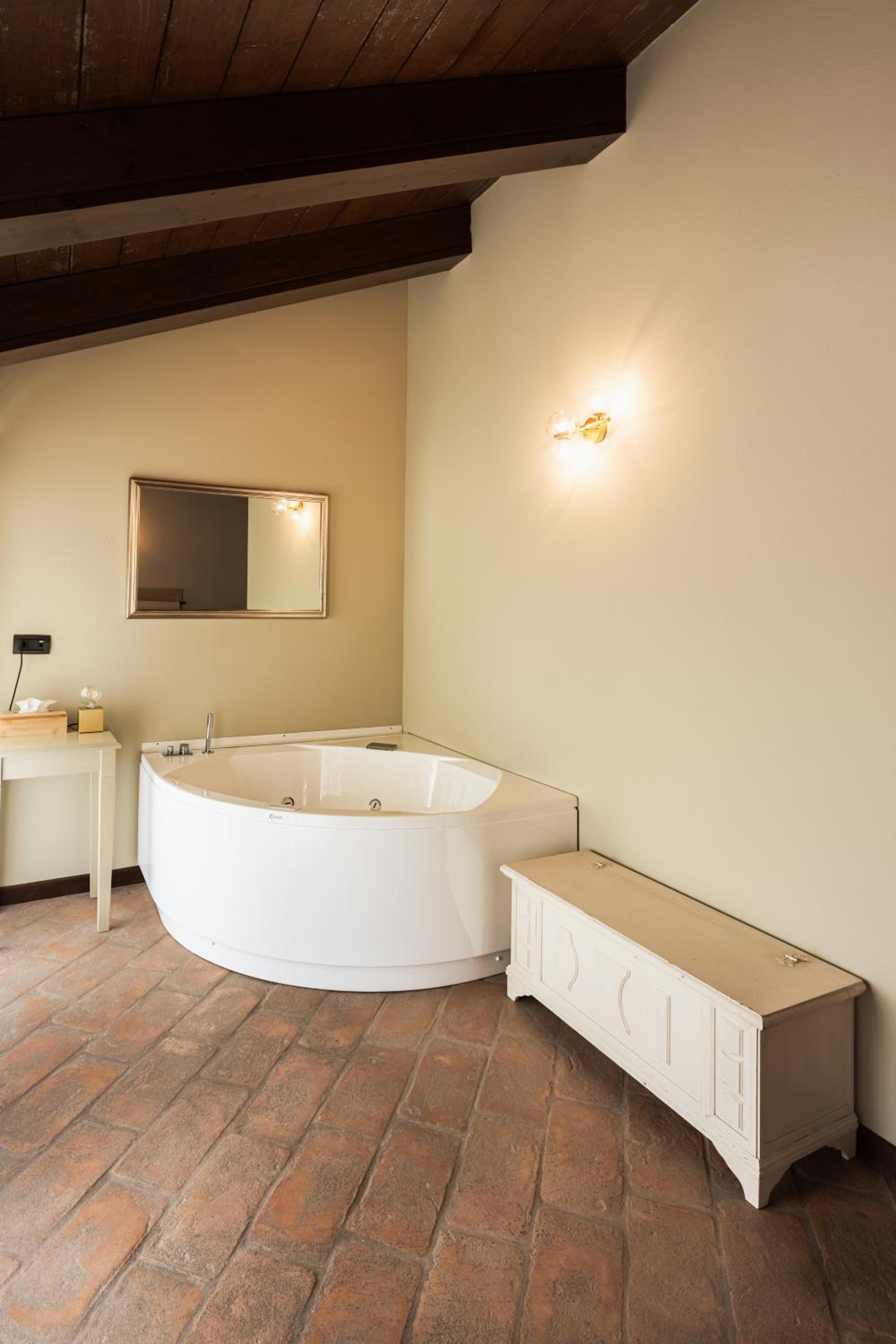 Double Room with Spa Bath - Photo 4