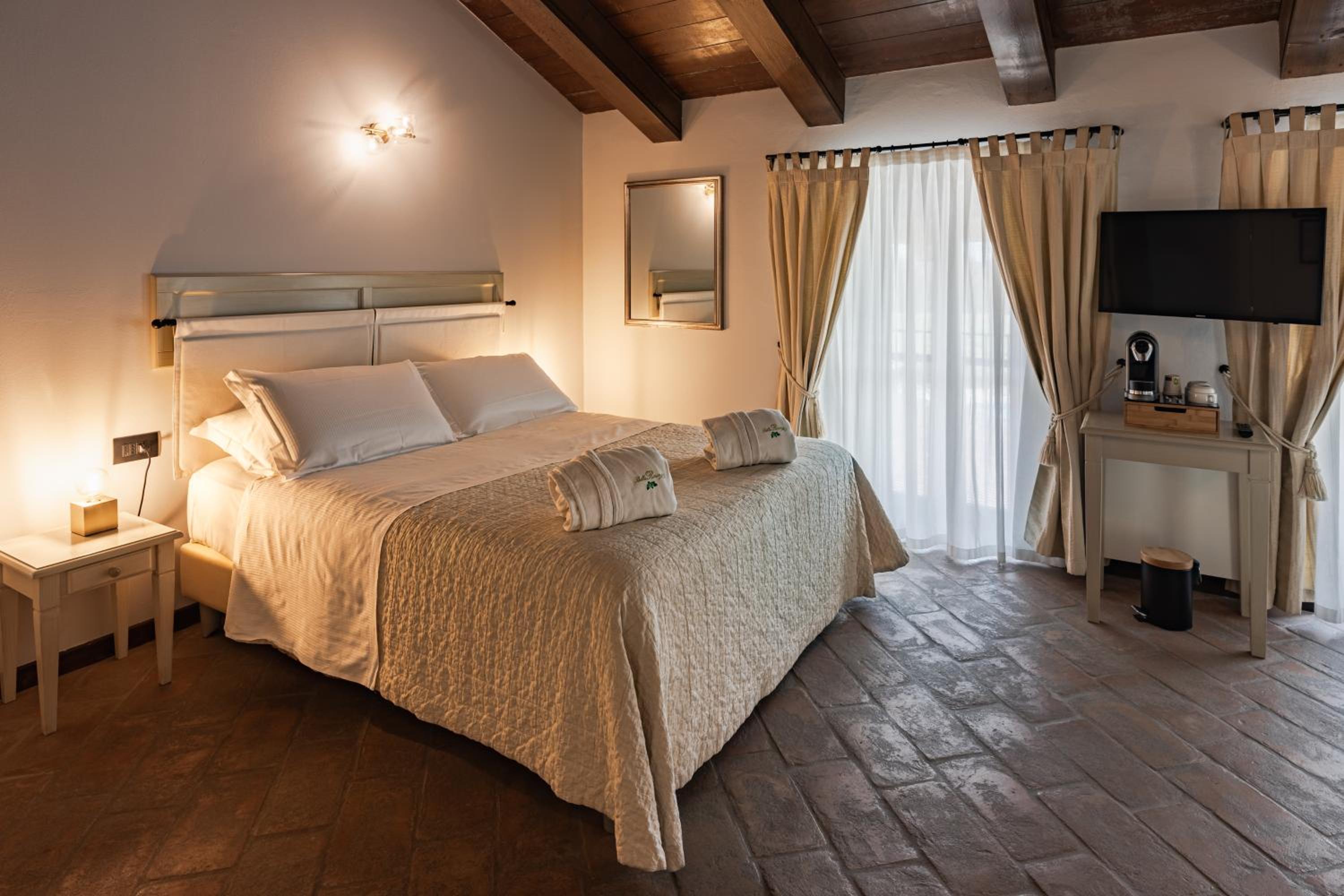 Double Room with Spa Bath - Photo 2