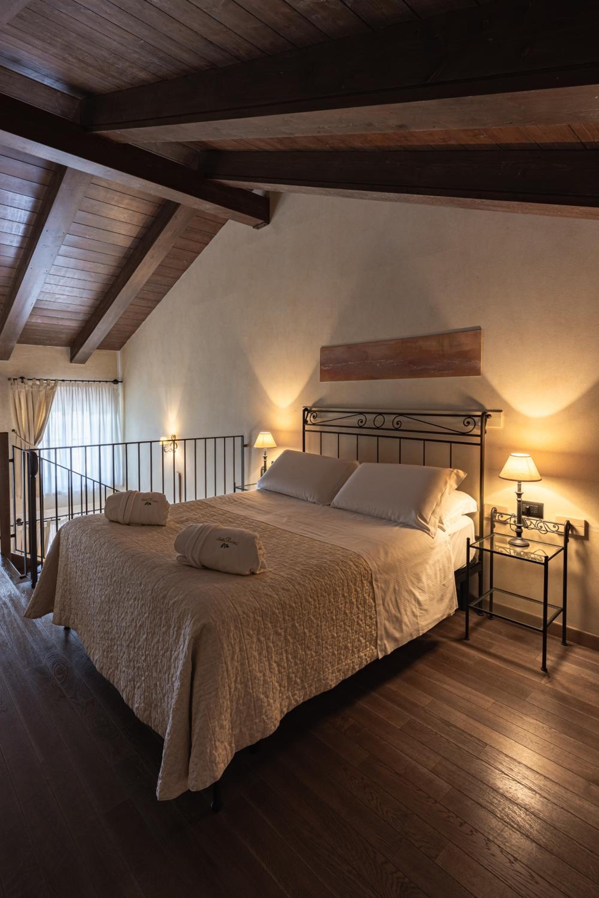 Double Room with Spa Bath - Photo 6