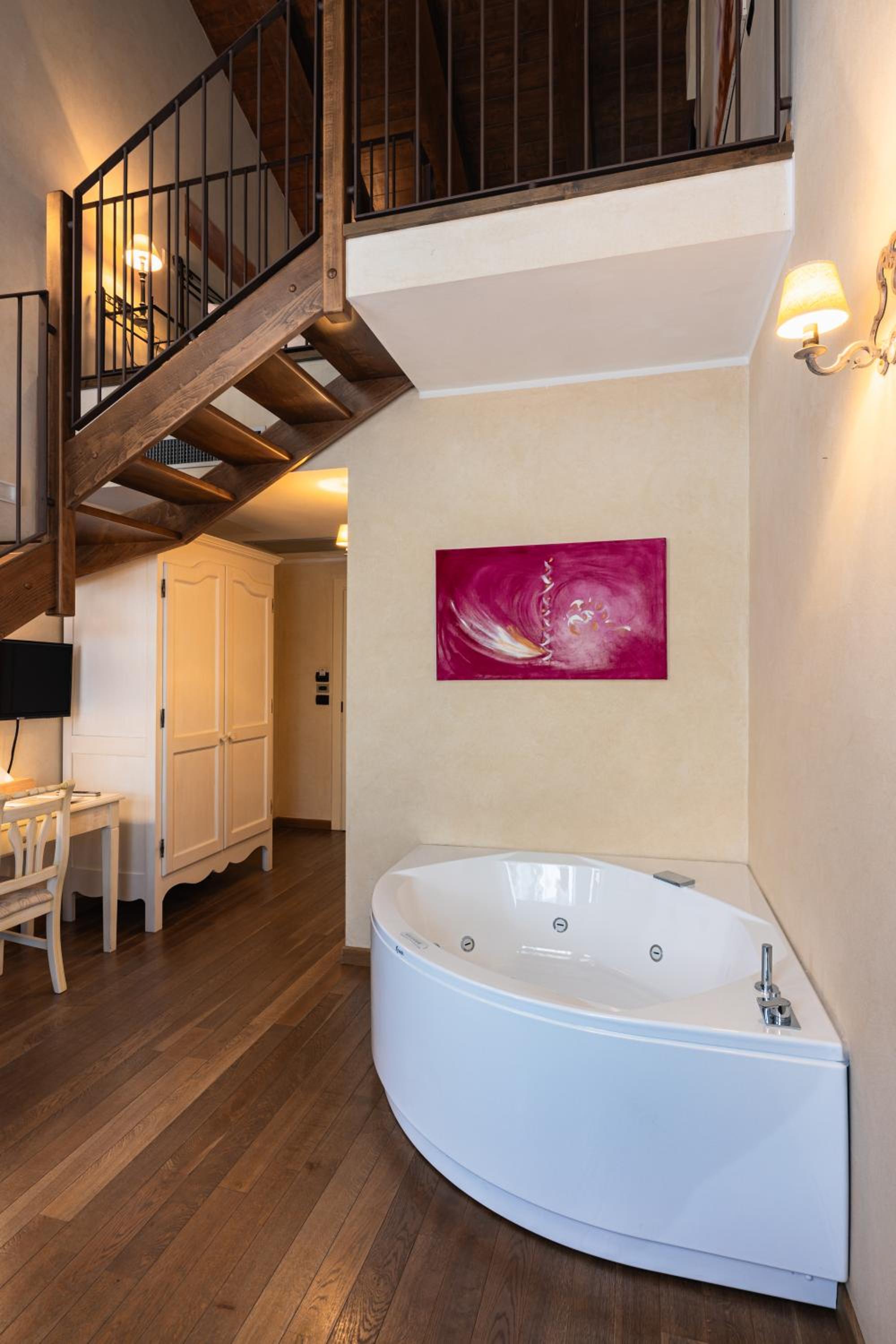 Double Room with Spa Bath - Photo 5