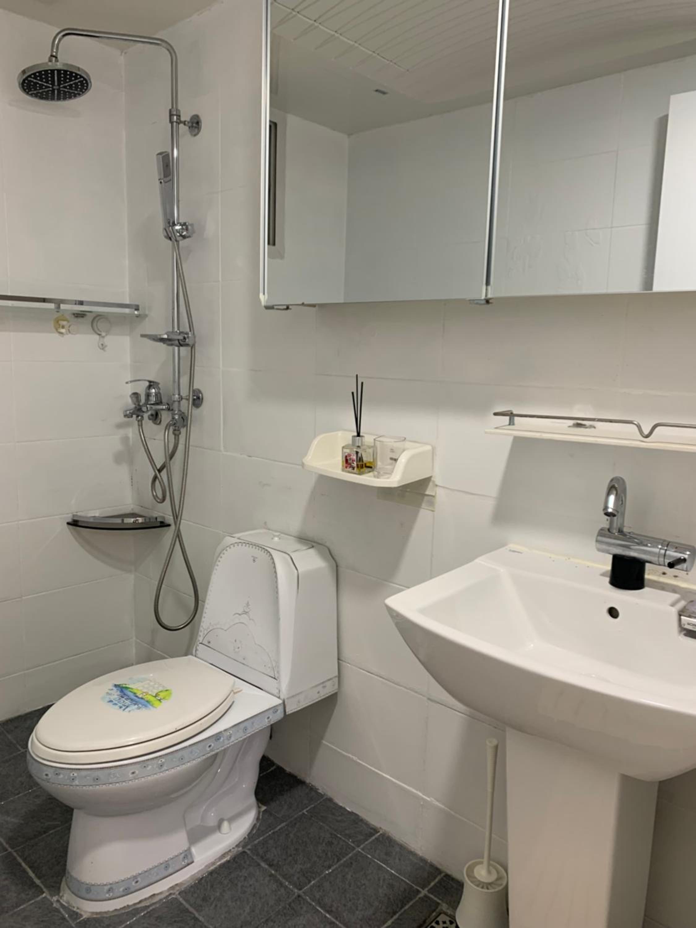 Apartment with Shower photo 3