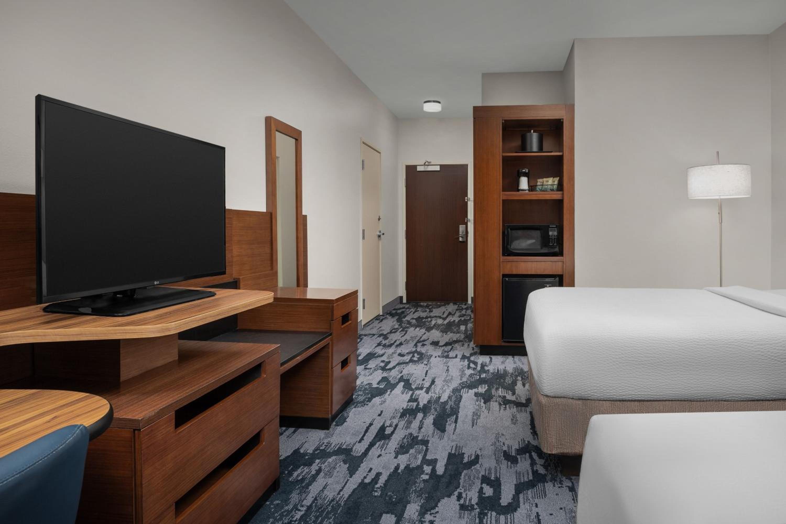 Queen Room with Two Queen Beds - Hearing Accessible photo 3