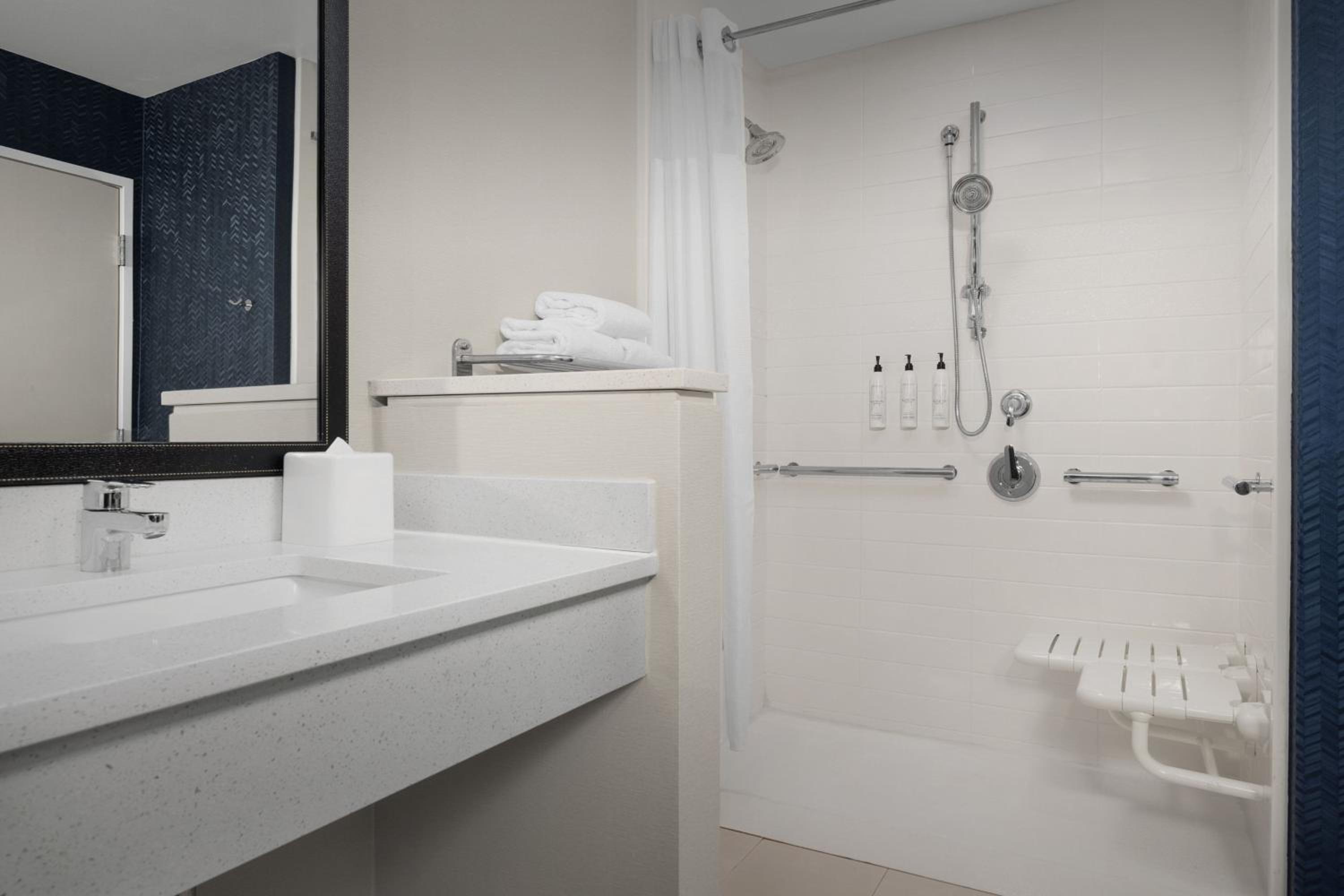 Queen Room with Two Queen Beds and Roll-In Shower - Mobility Access/Hearing Accessible