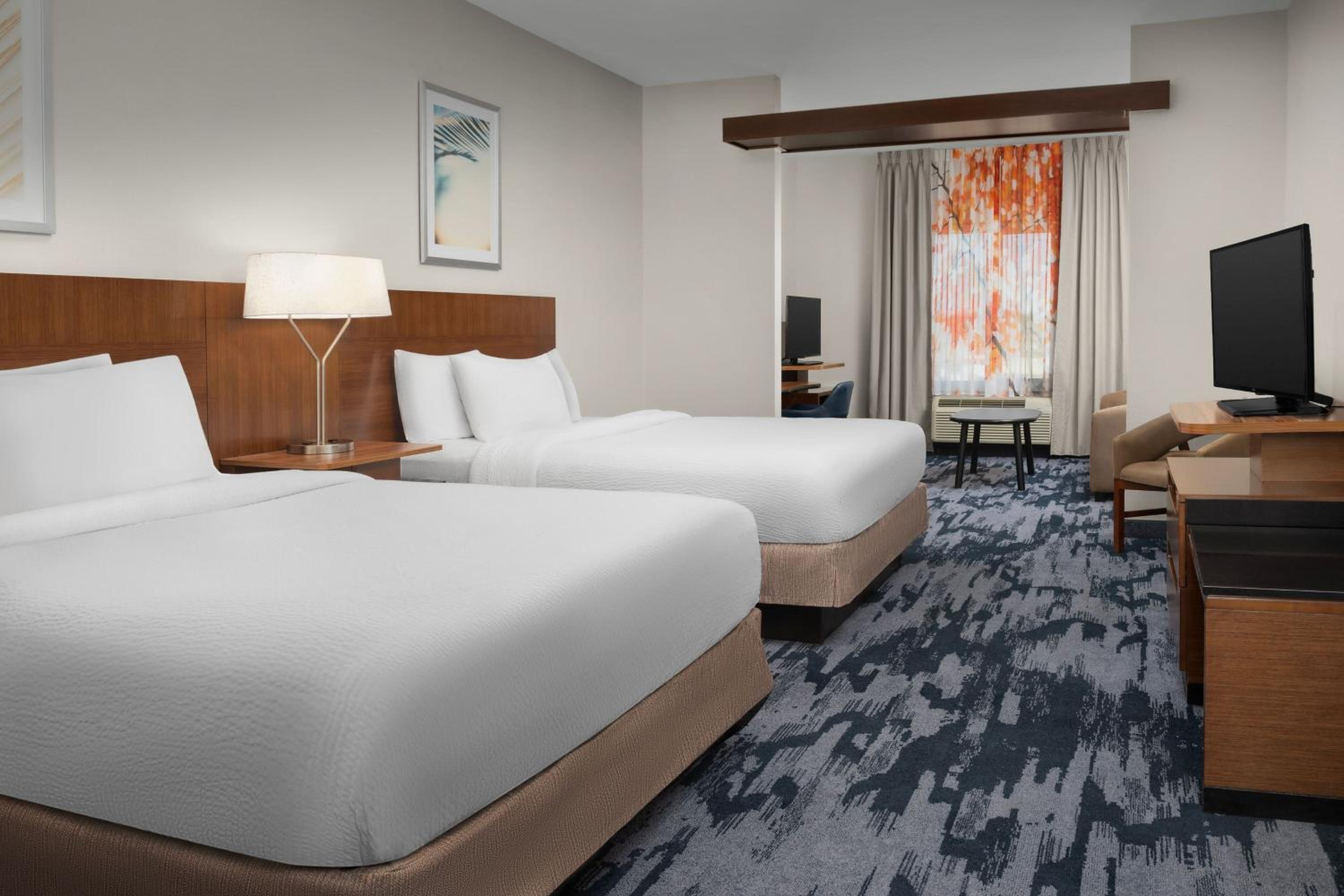 Queen Suite with Two Queen Beds, Bathtub and Sofa Bed - Mobility Access photo 1