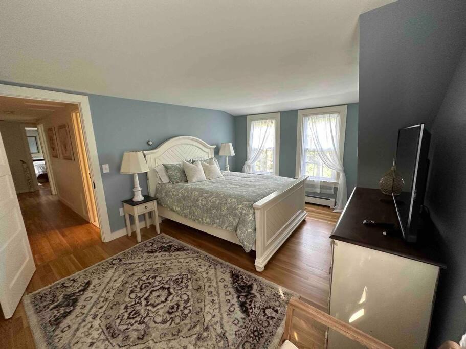 Three-Bedroom House photo 3