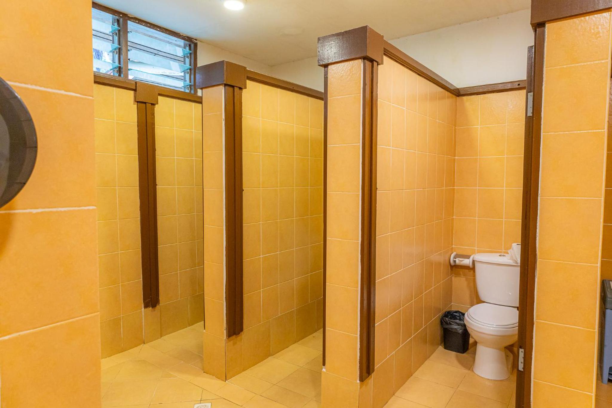 Rock Twin with Shared Bathroom - Photo 12