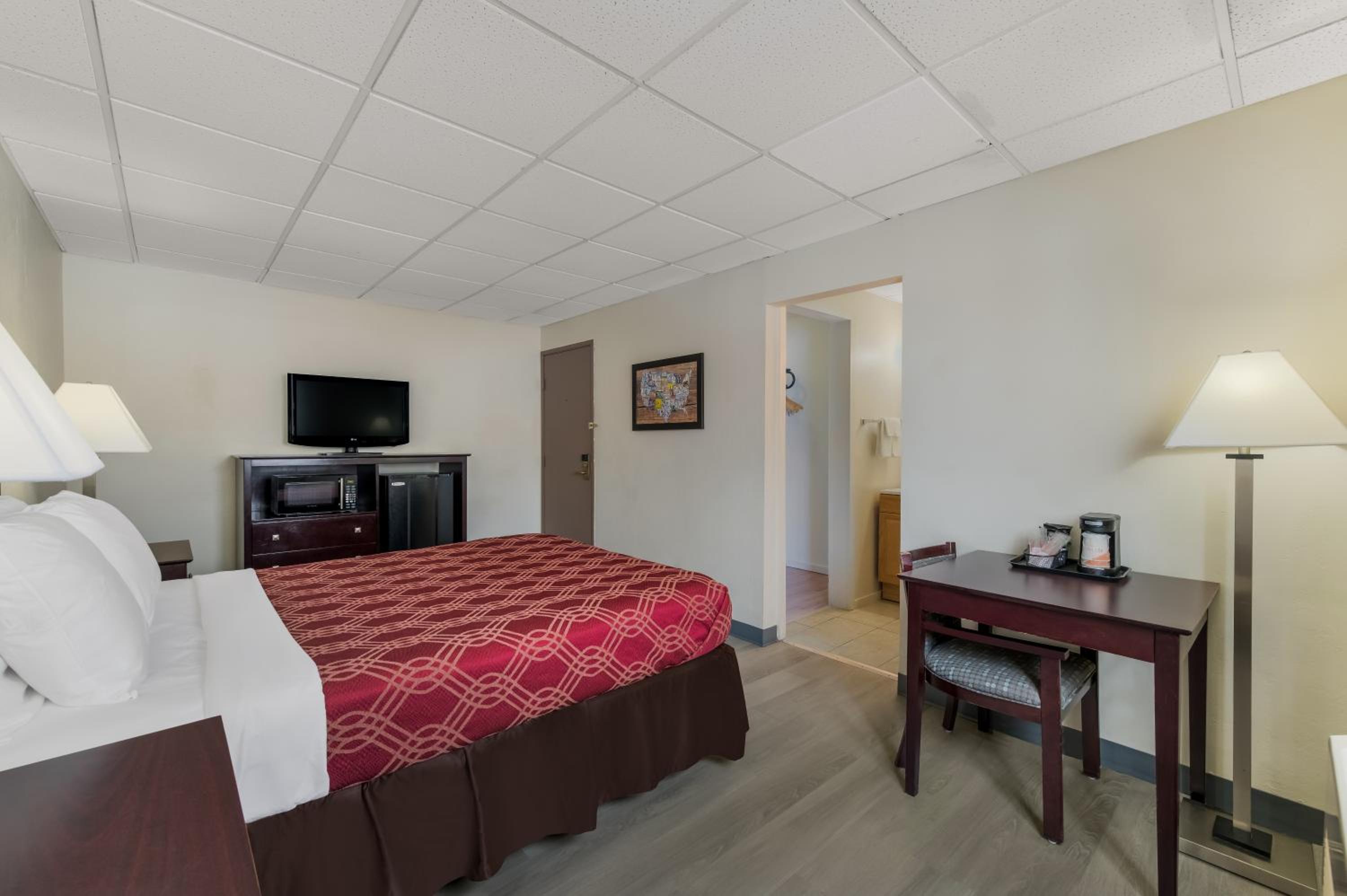 Queen Suite - No Pets/Non-Smoking - Photo 1