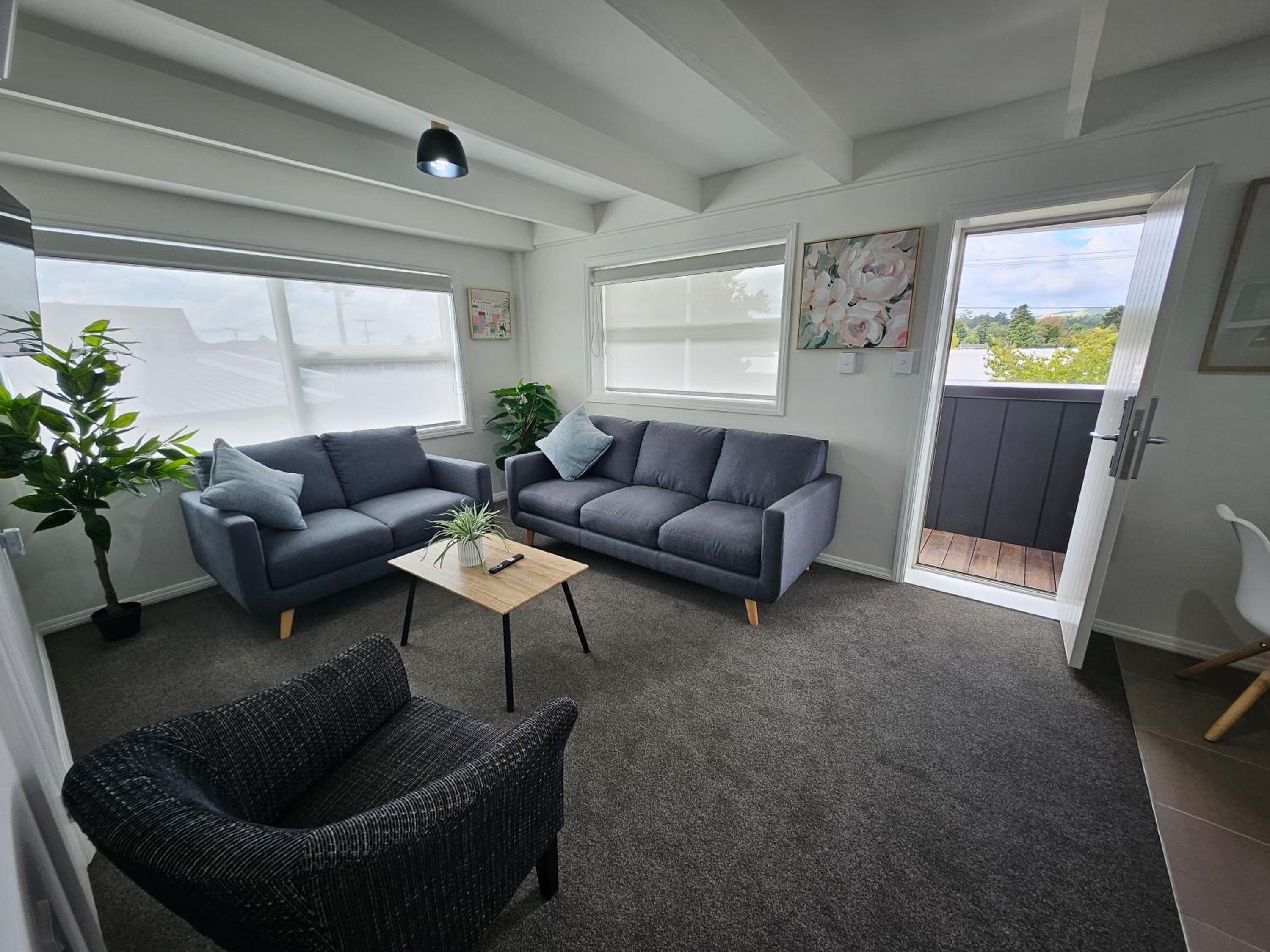 Apartment with Mountain View - Photo 4