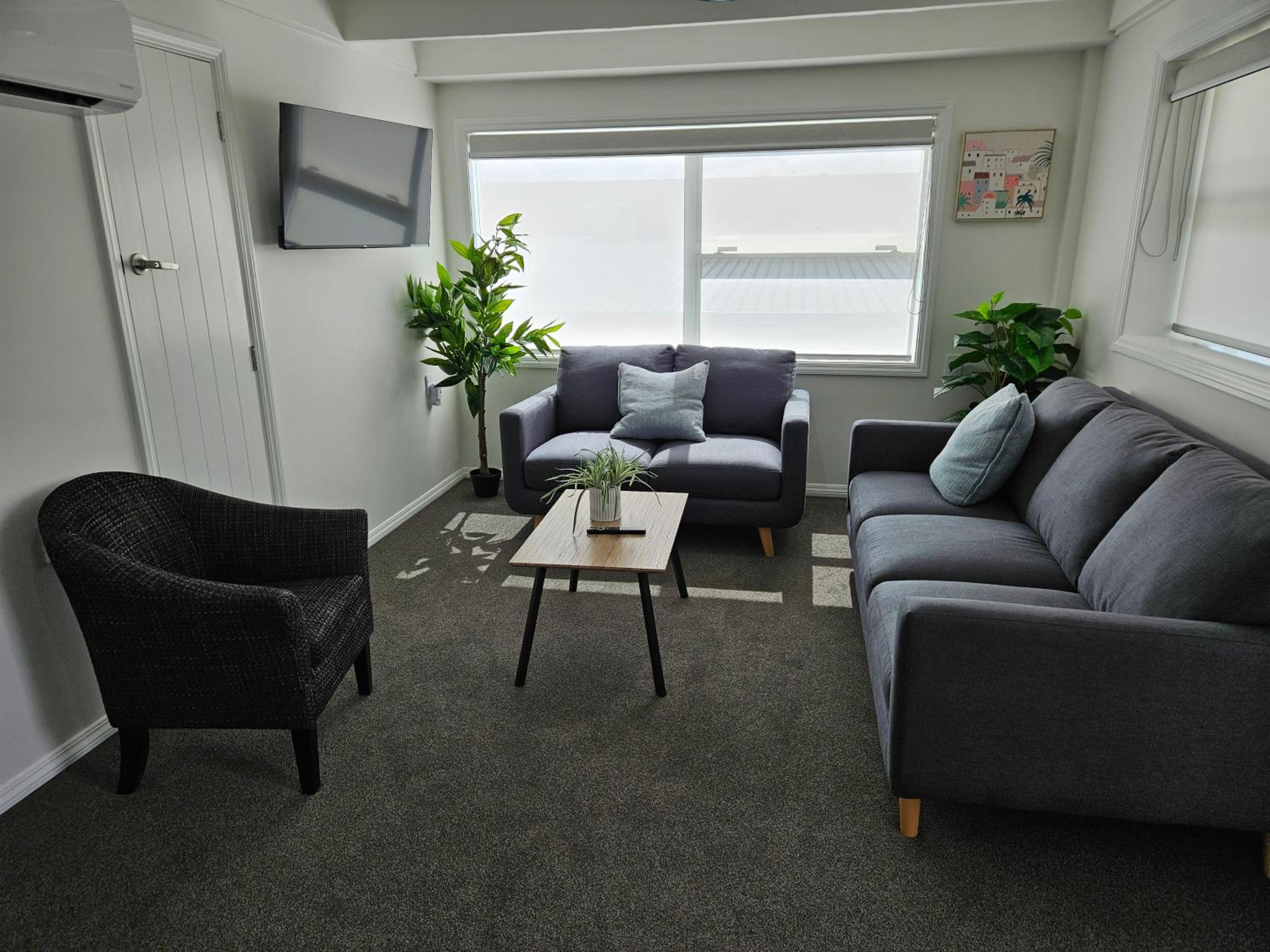Apartment with Mountain View - Photo 7