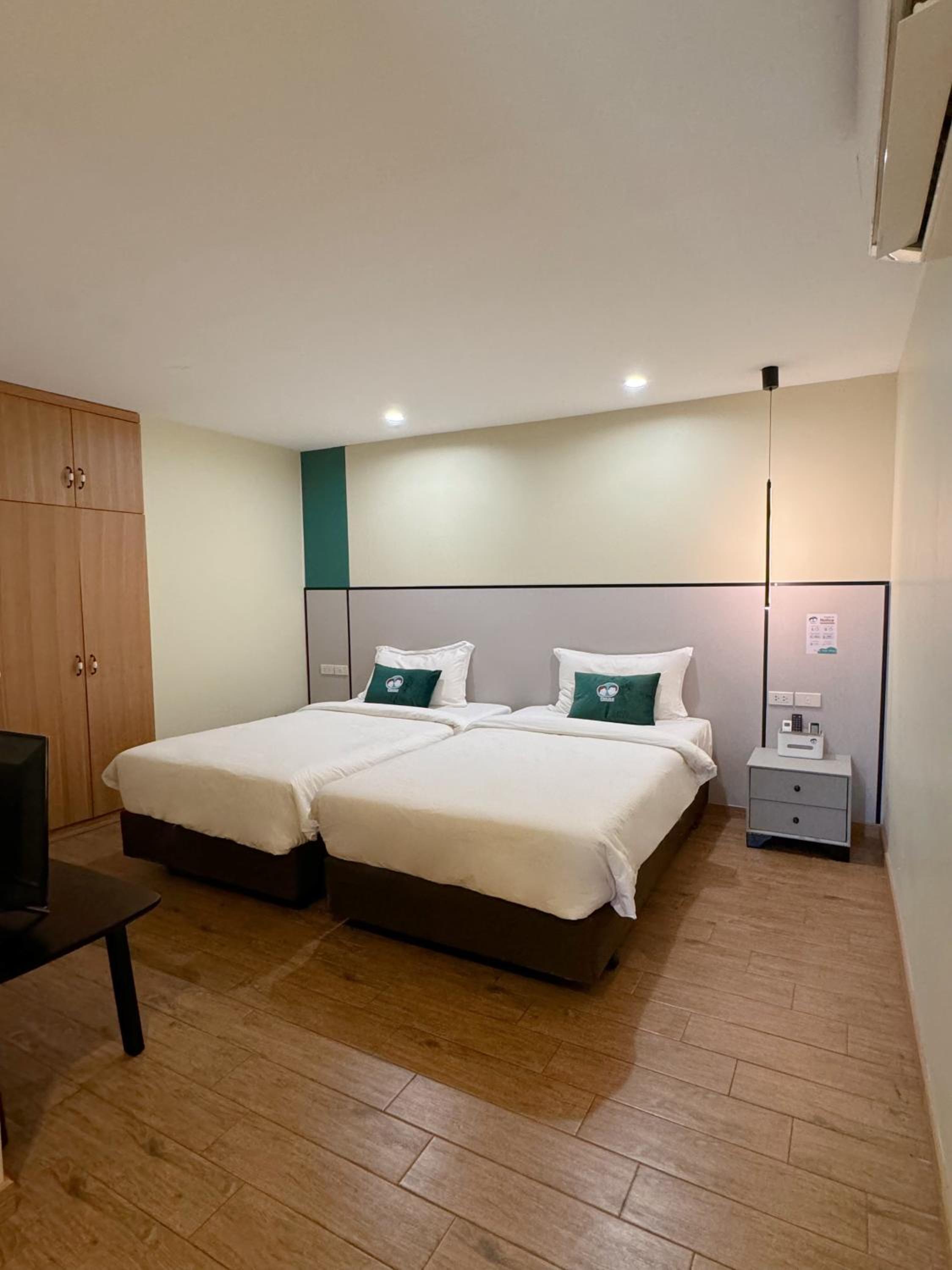 Deluxe Suite with Balcony - Photo 11