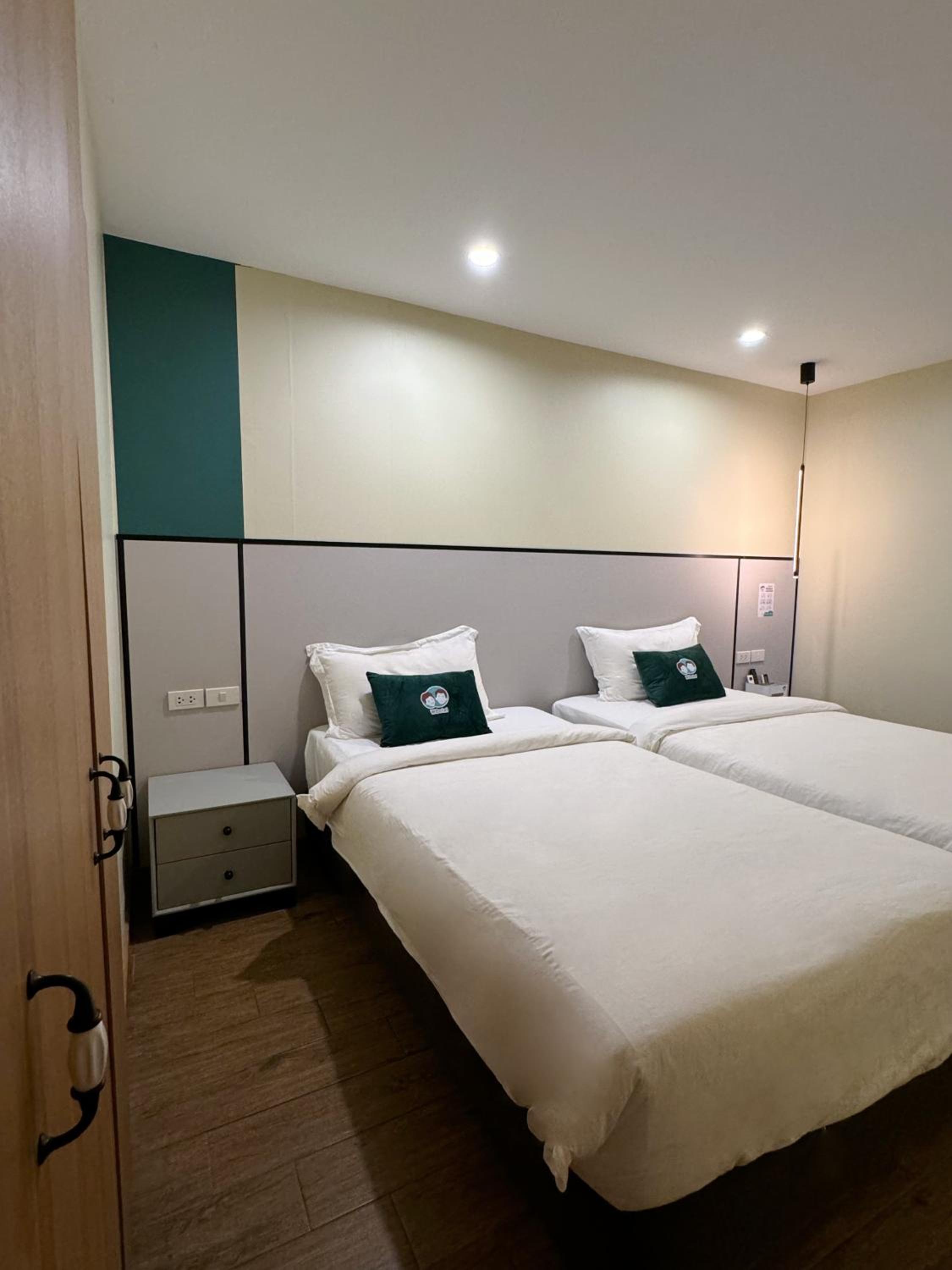 Deluxe Suite with Balcony - Photo 10