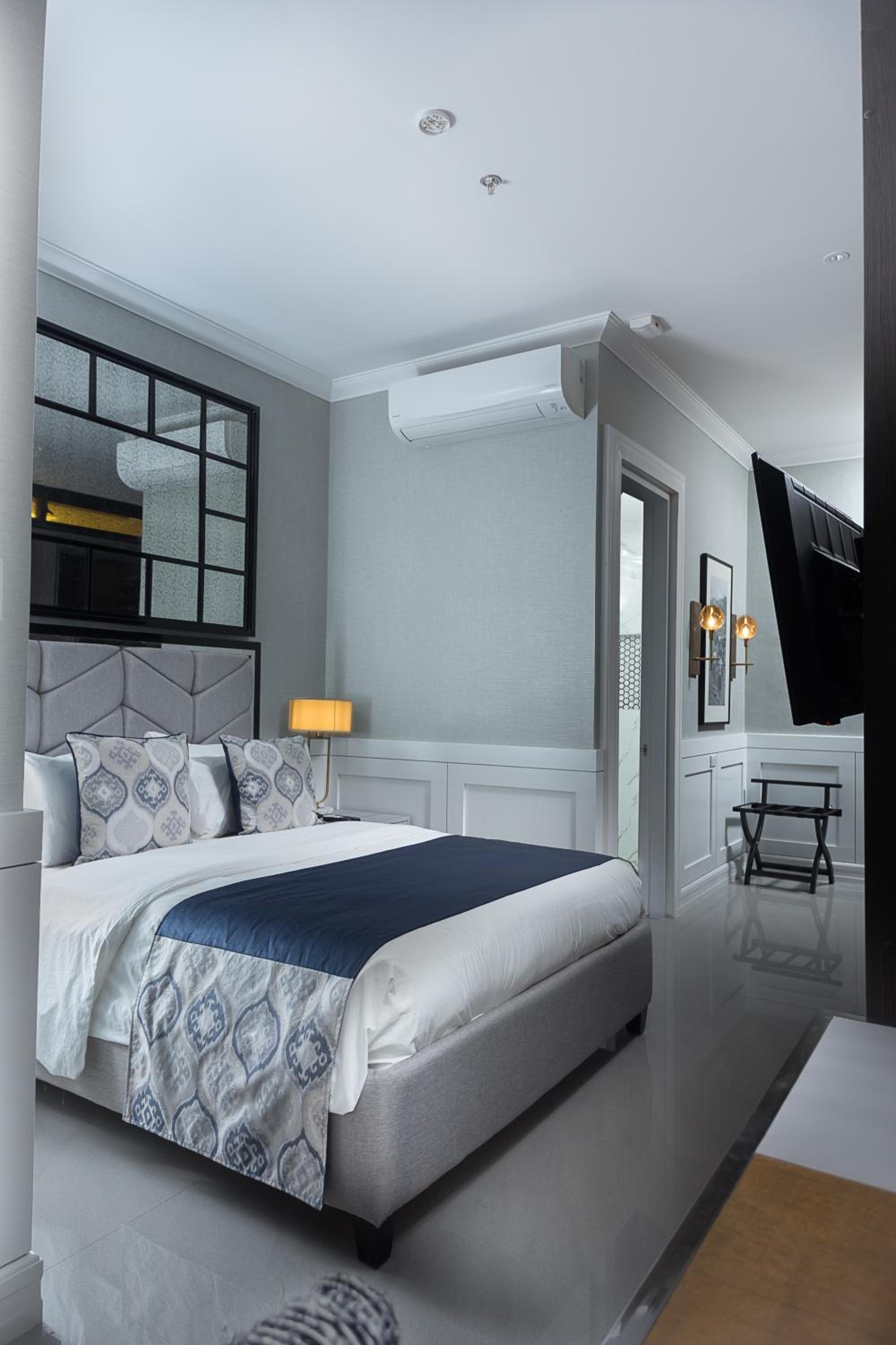 Deluxe Suite (No Window) - Photo 1