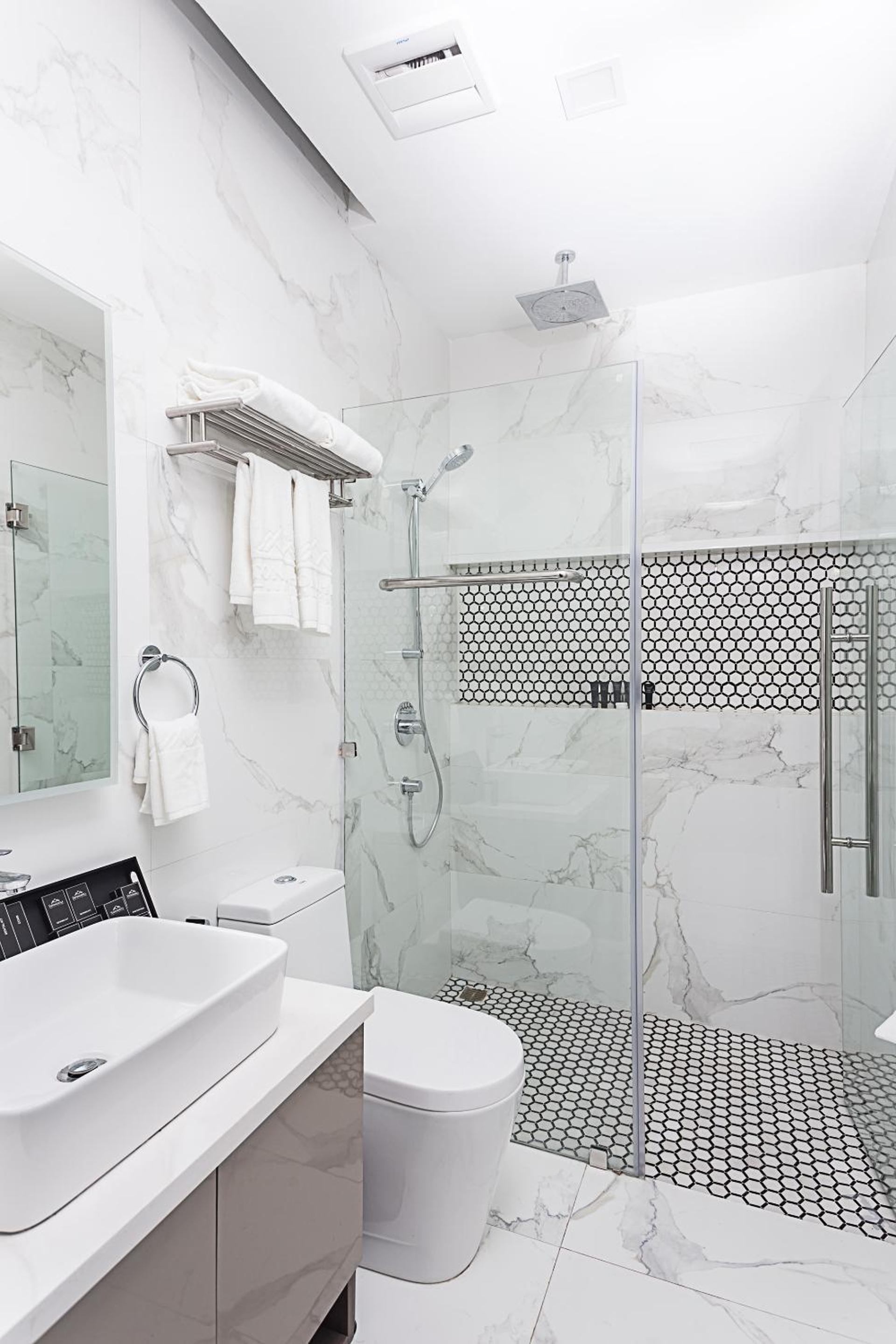 Executive Suite - Photo 12