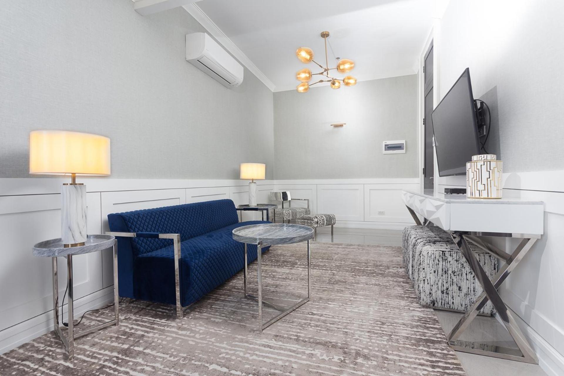 Executive Suite - Photo 13