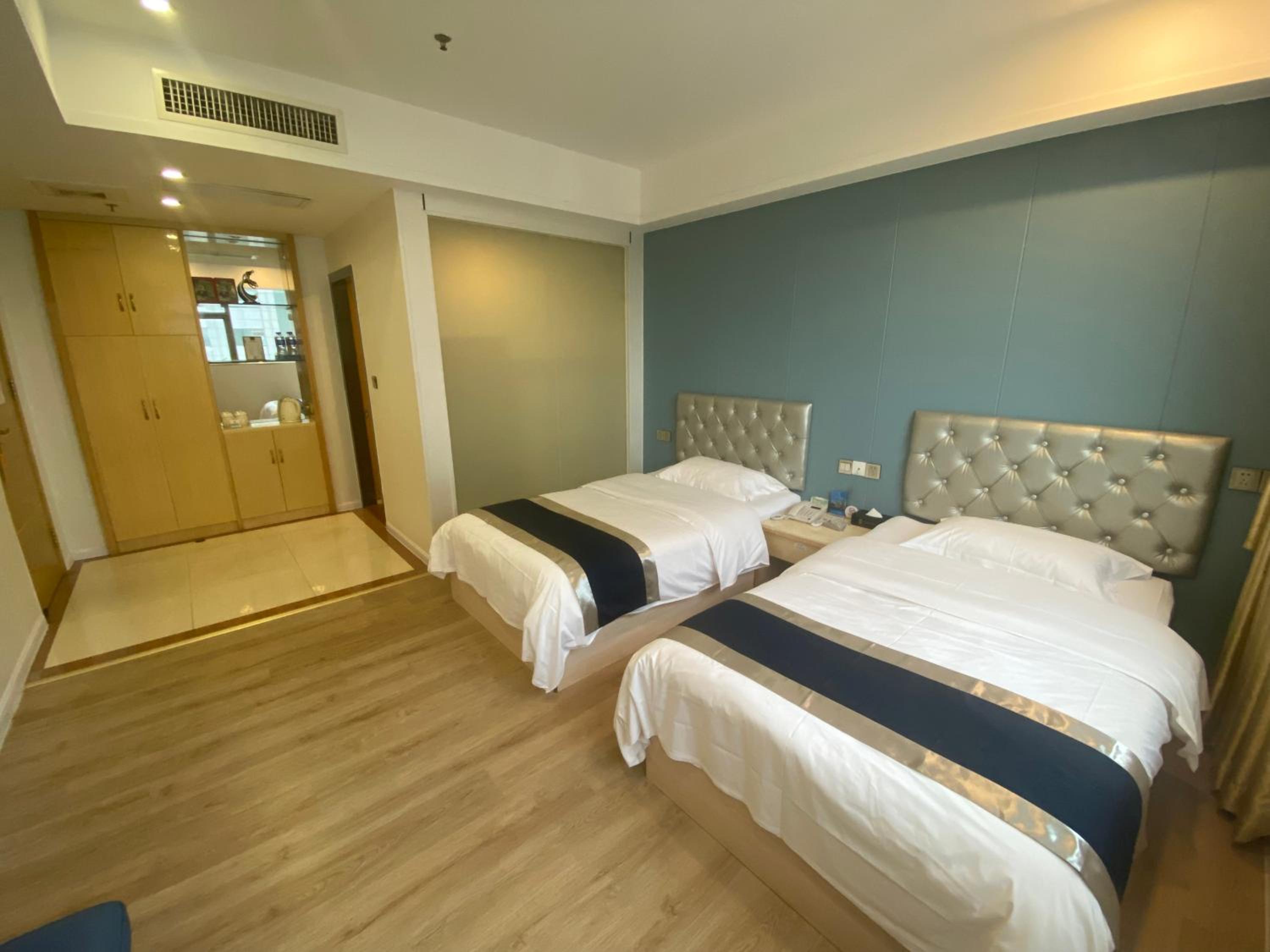 Premium Twin Room photo 3