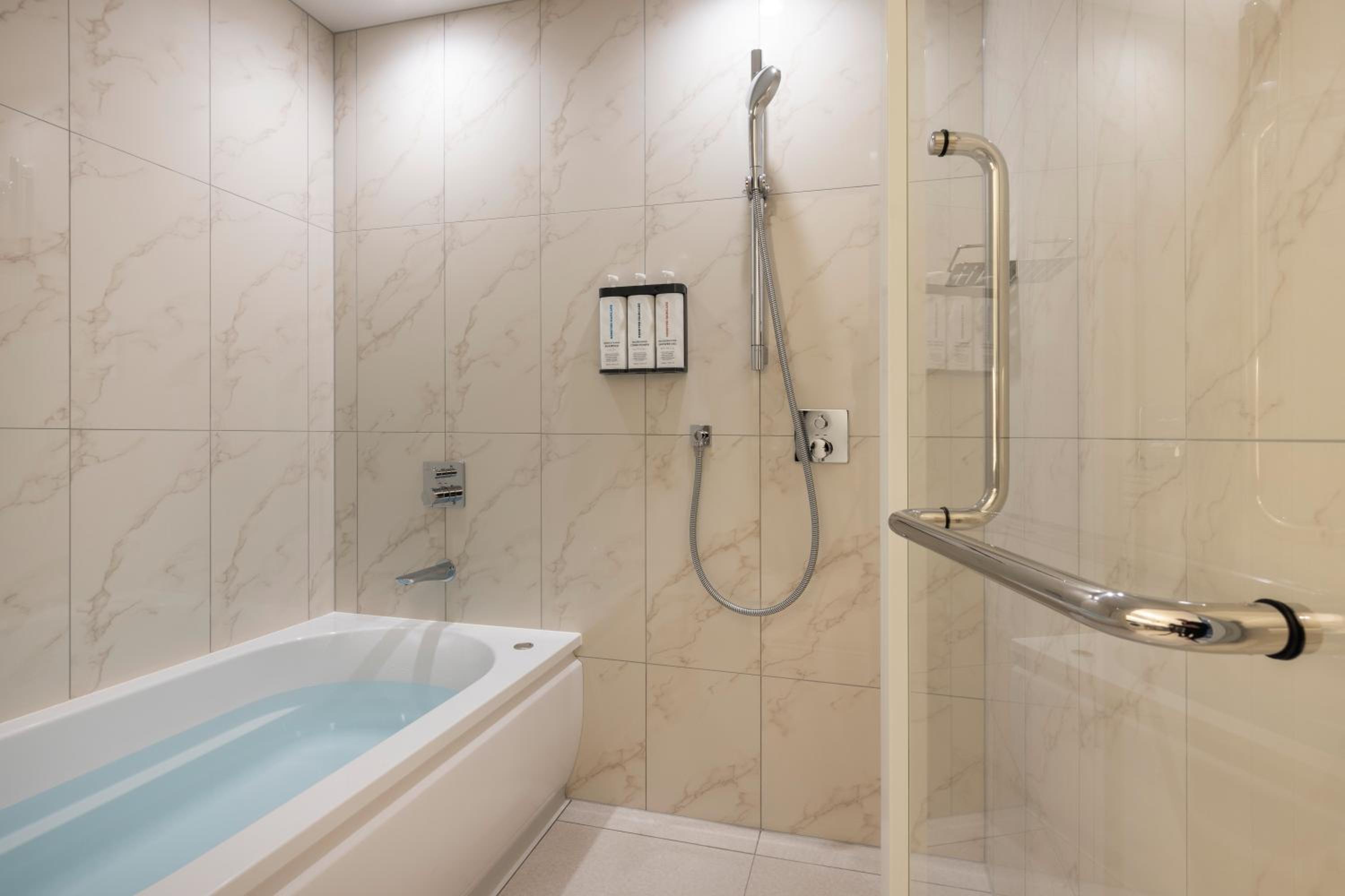 Premium Twin Room with Day Bed photo 2