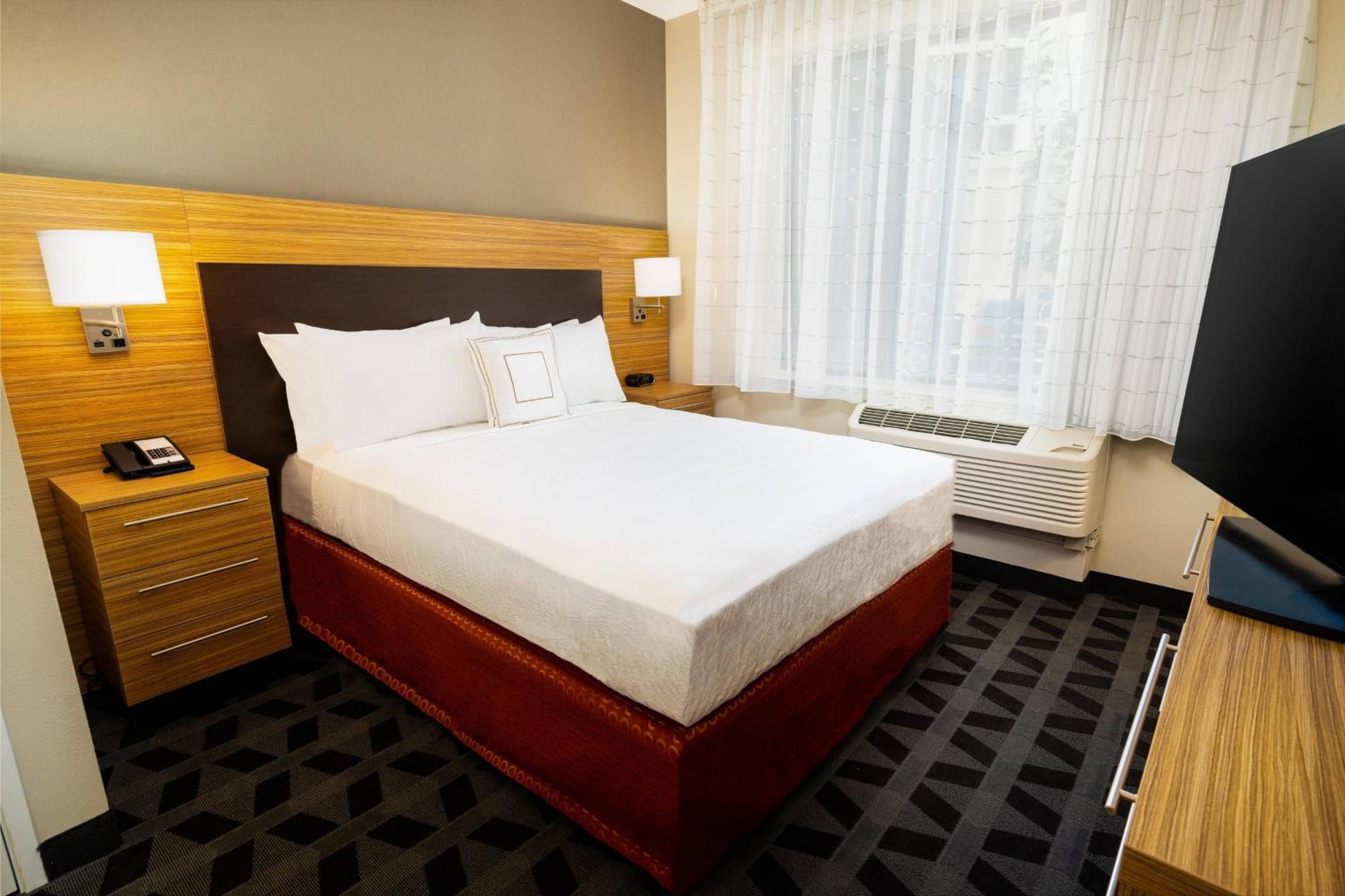 1 Bedroom Suite, 1 Queen, Corner room - Photo 1