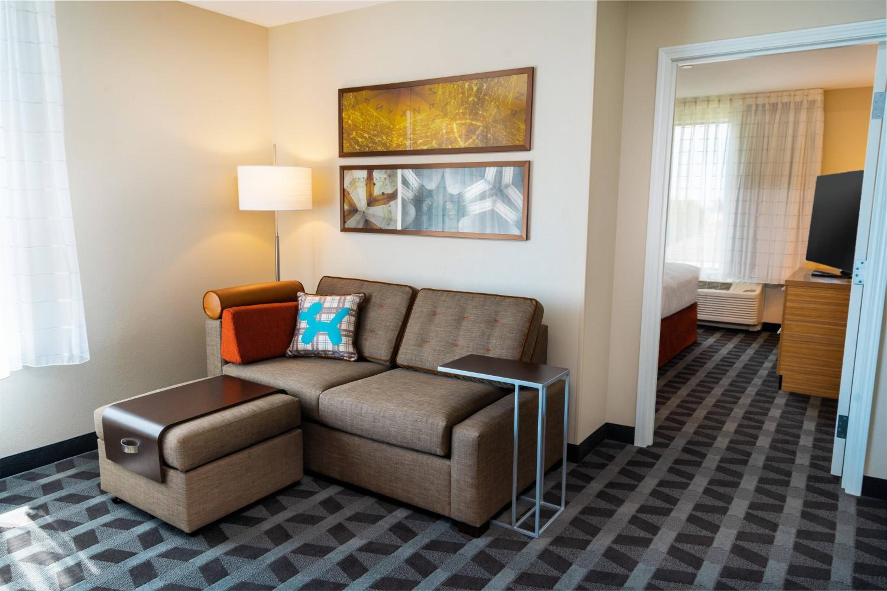 1 Bedroom Suite, 1 King, Corner room - Photo 1