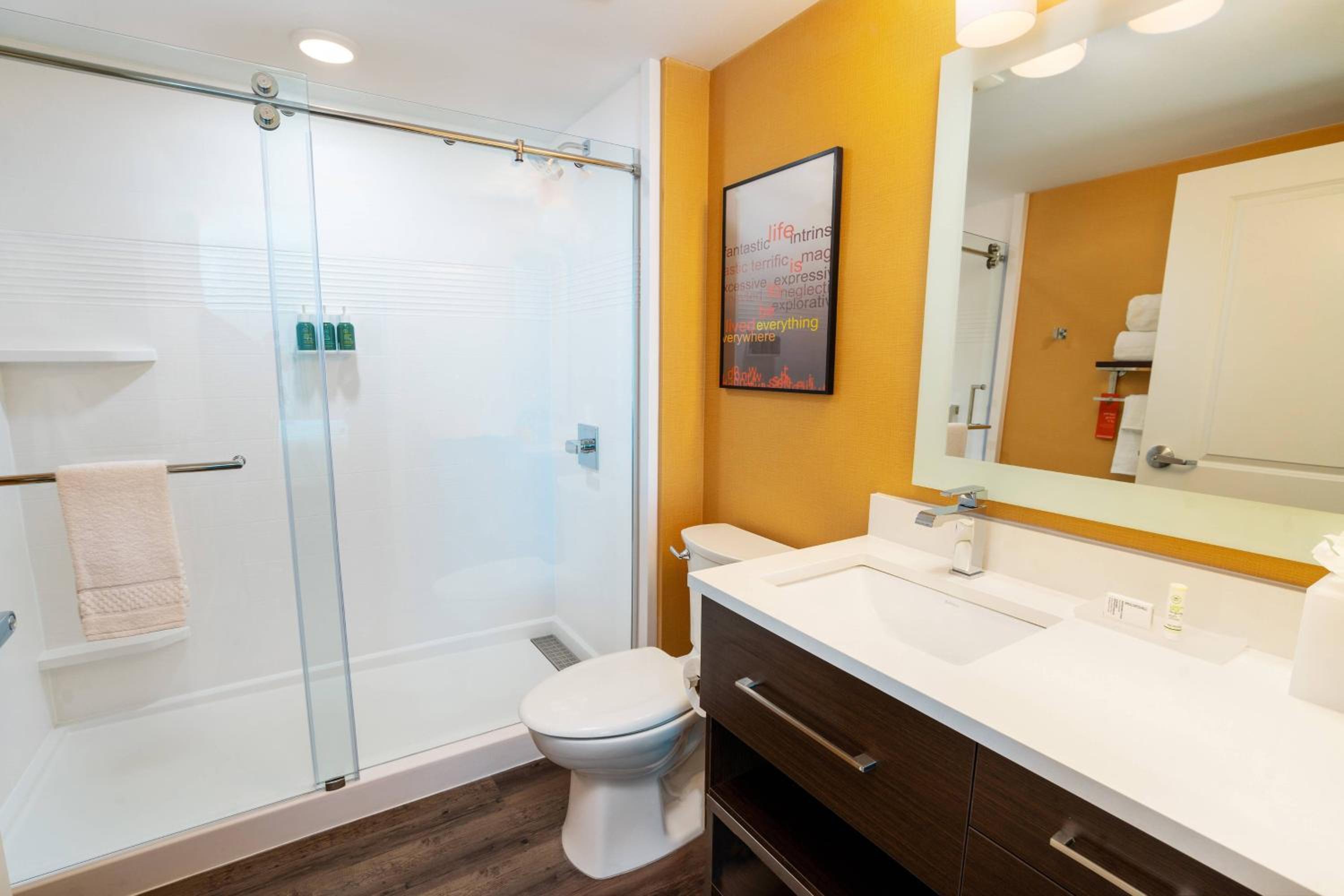 1 Bedroom Suite, 1 King, Corner room - Photo 4