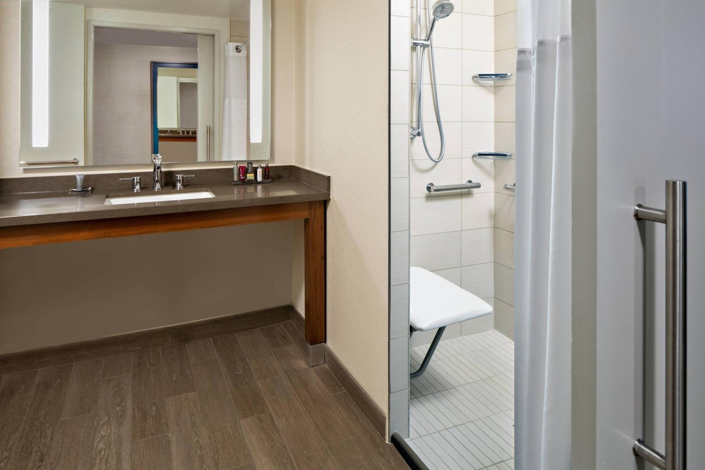 M Club lounge access, Guest room, 2 Double photo 2
