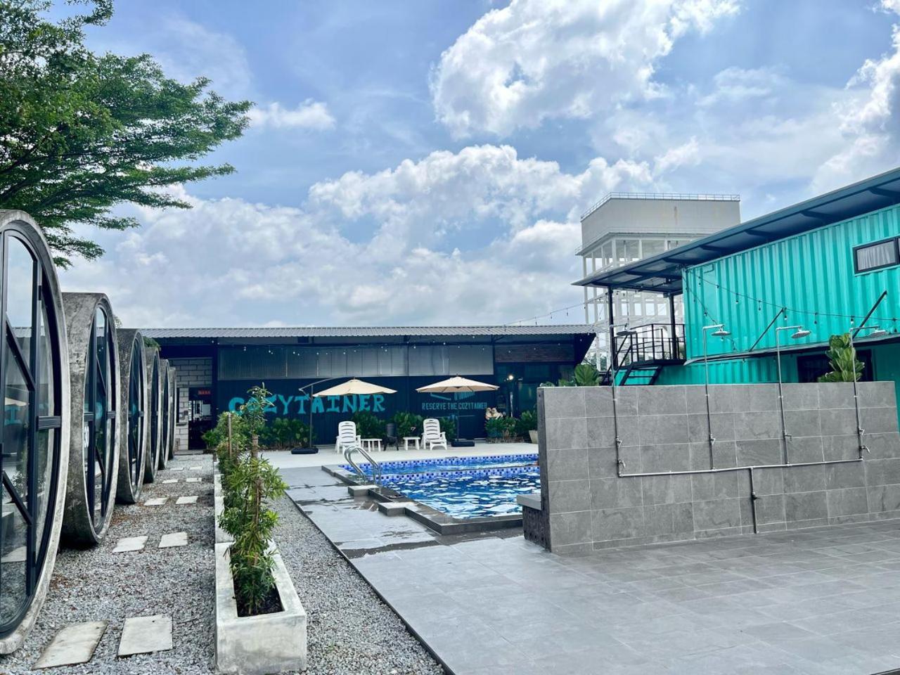 Queen Room With Pool View - Photo 9