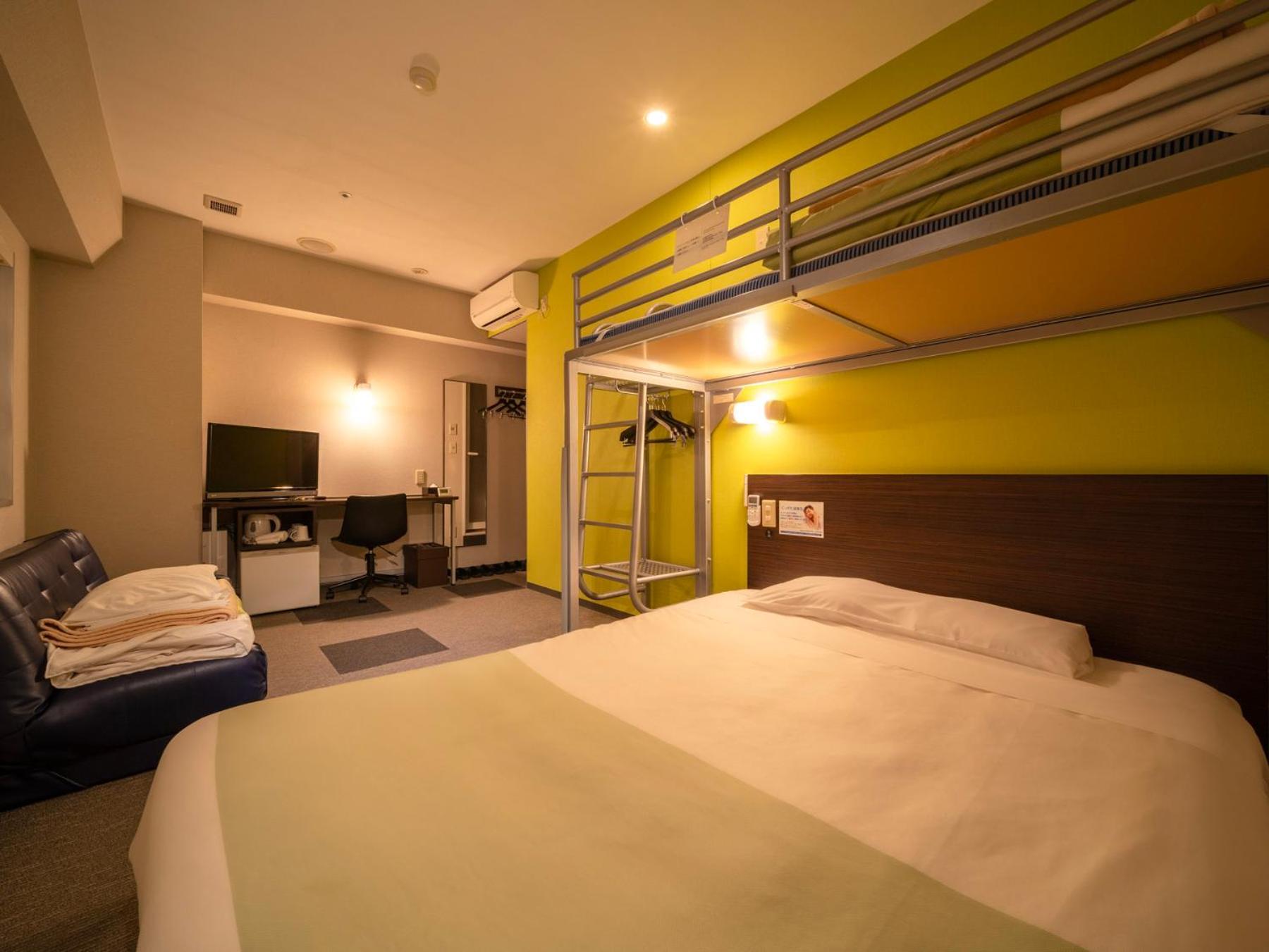 Quadruple Room - Non-Smoking - Photo 12