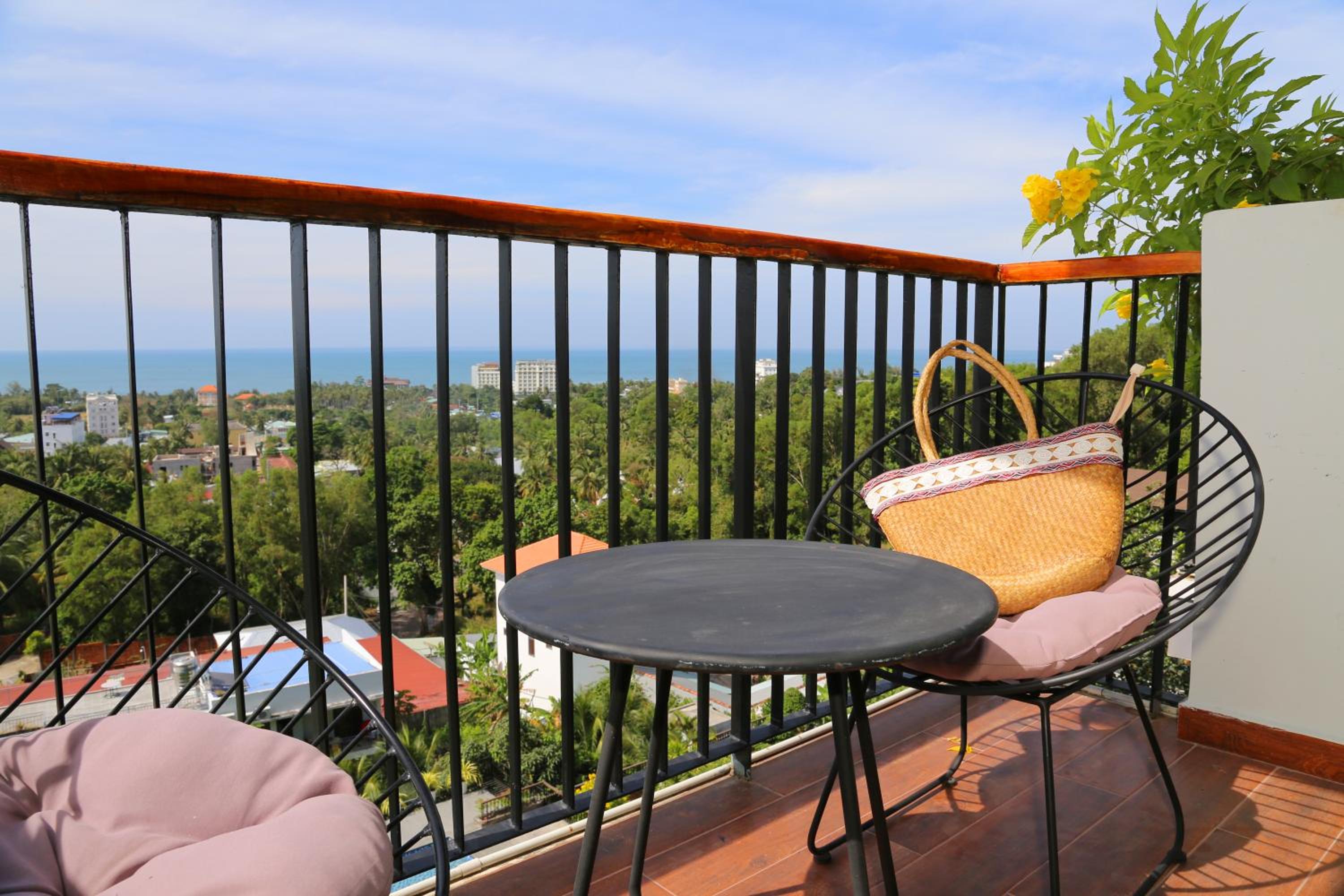 Deluxe King With Ocean View photo 2