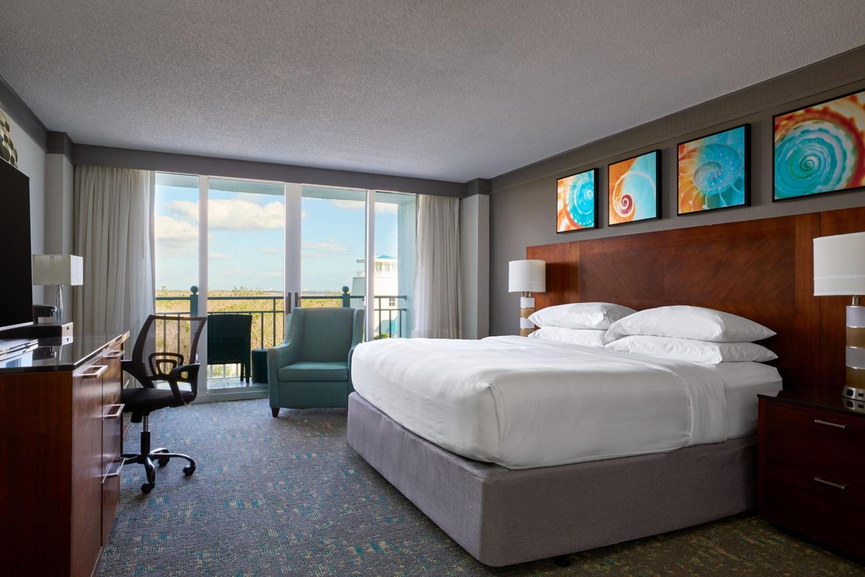 Guest room, 1 King, Resort view, Sanibel Tower, Balcony - Photo 1