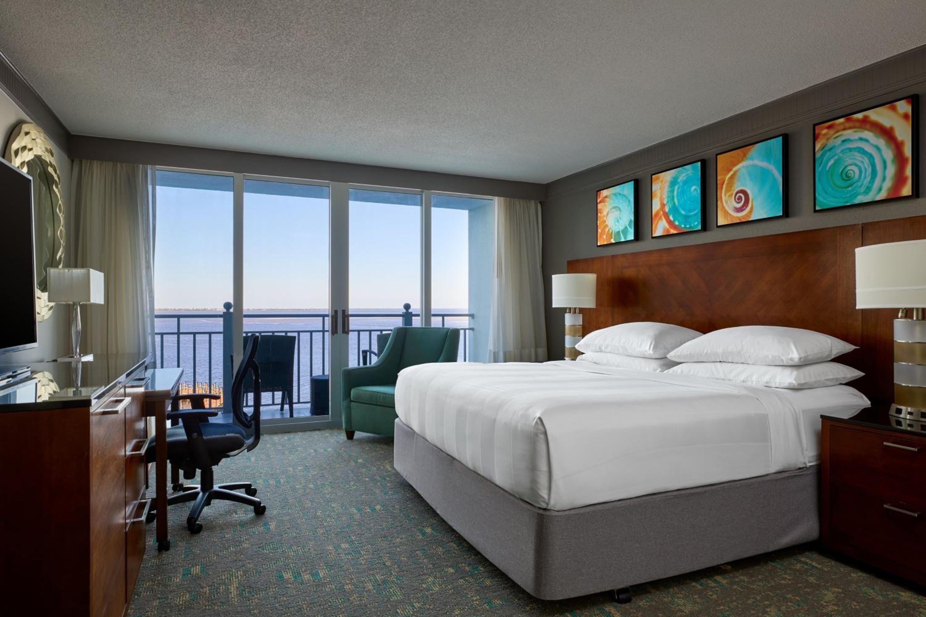 Guest Room, One King, Waterfront, Sanibel Tower, Balcony - Photo 1