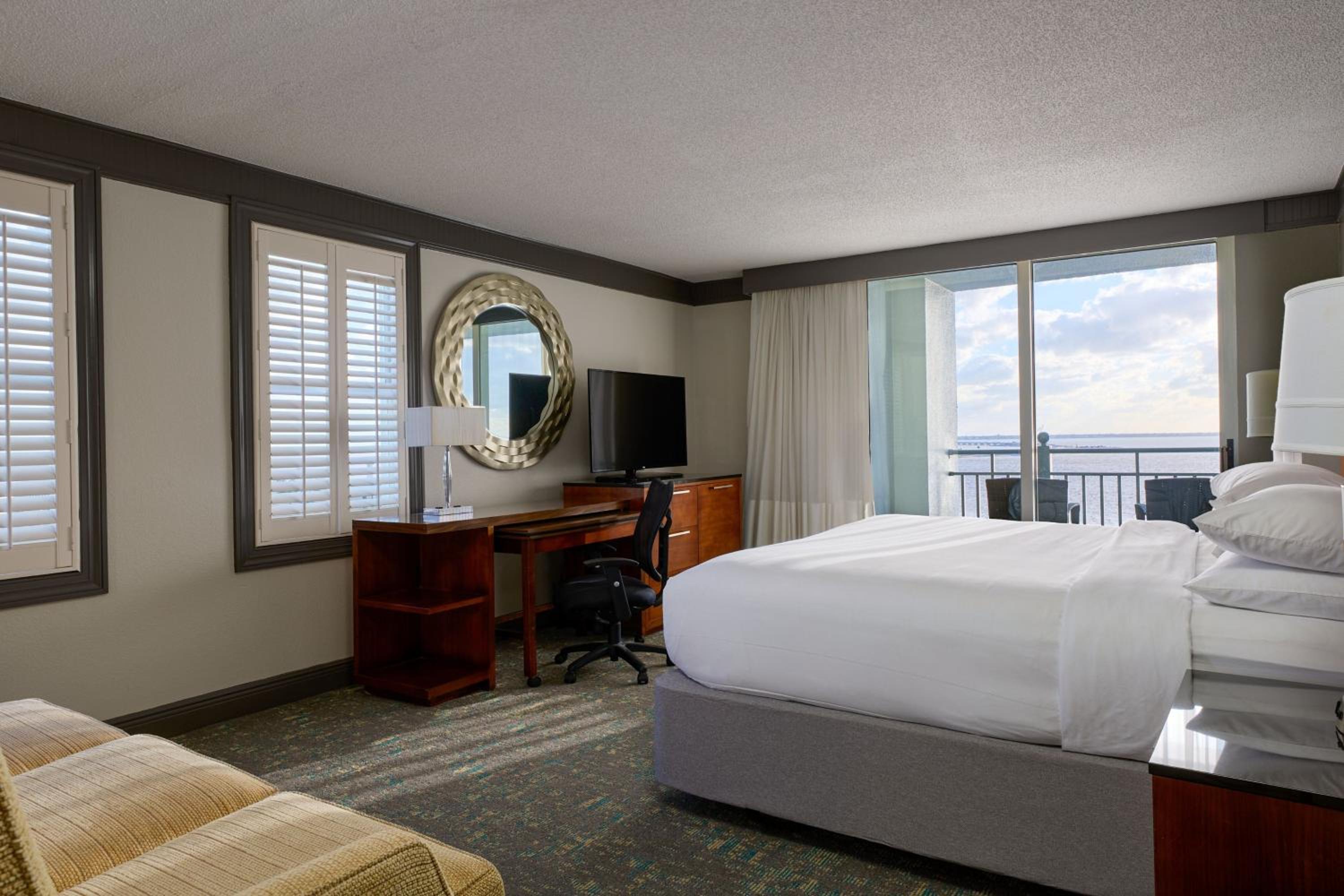 Guest Room, One King, Waterfront, Sanibel Tower, Balcony - Photo 2