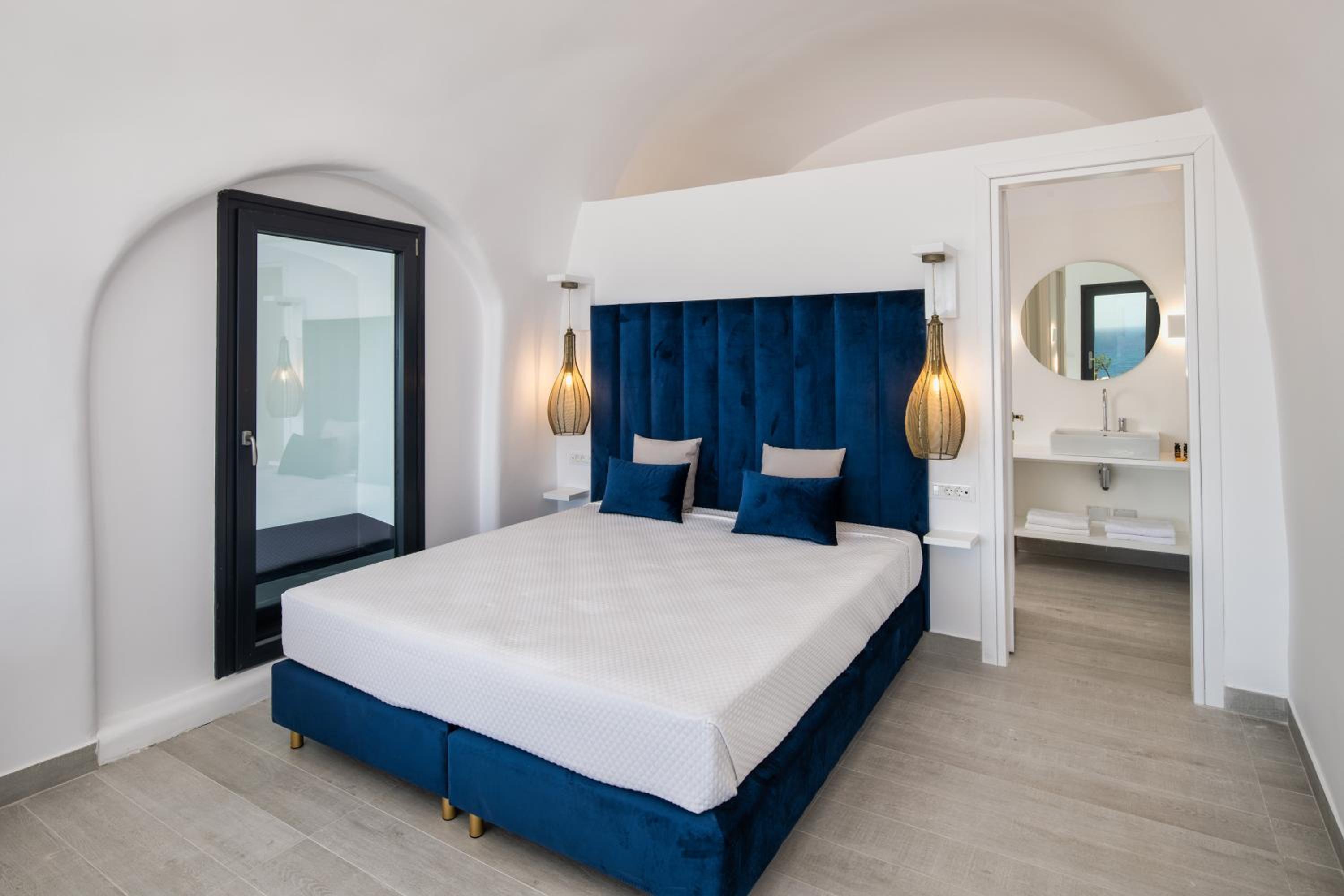 Senior Suite with Private Pool - Photo 8