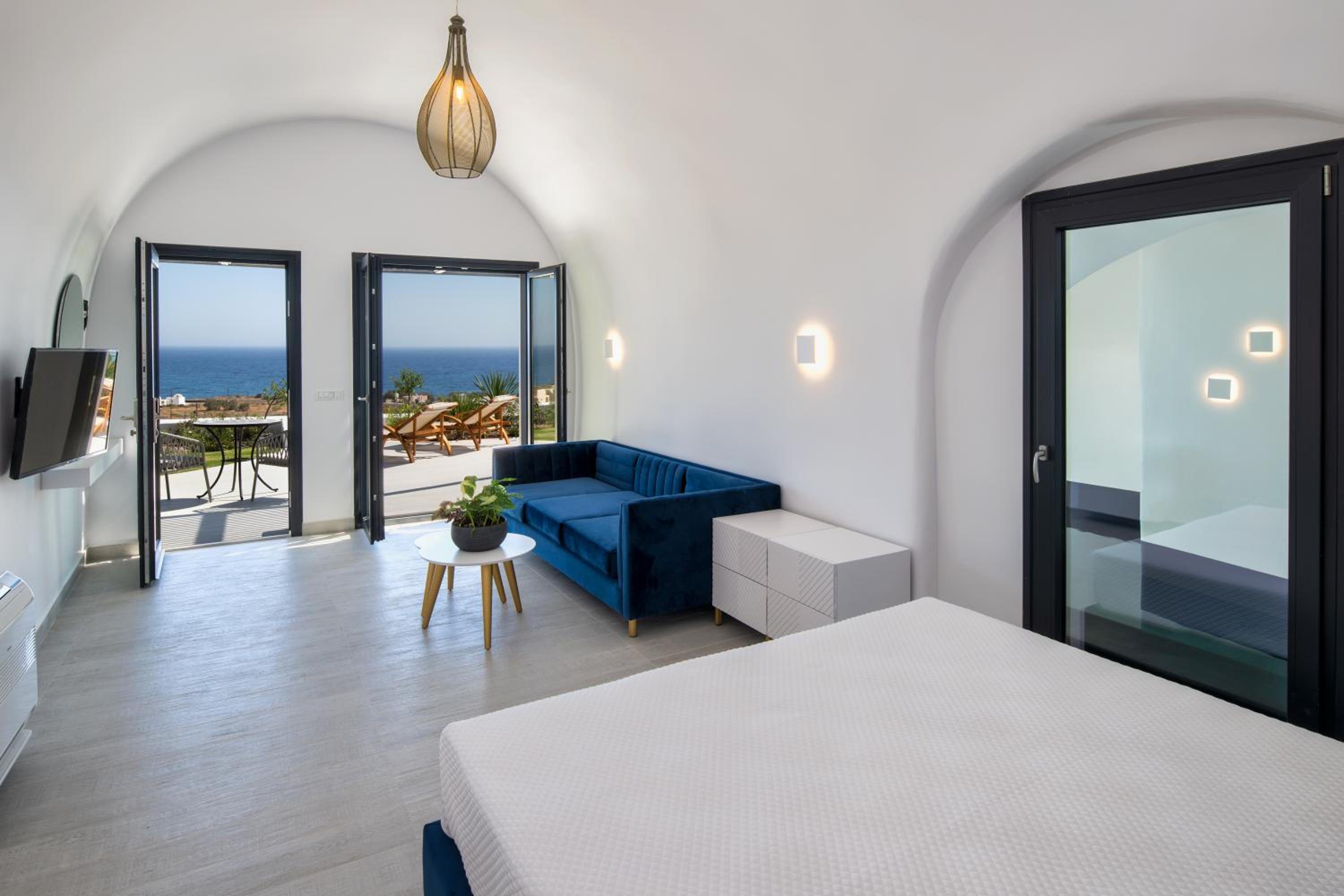 Senior Suite with Private Pool - Photo 11