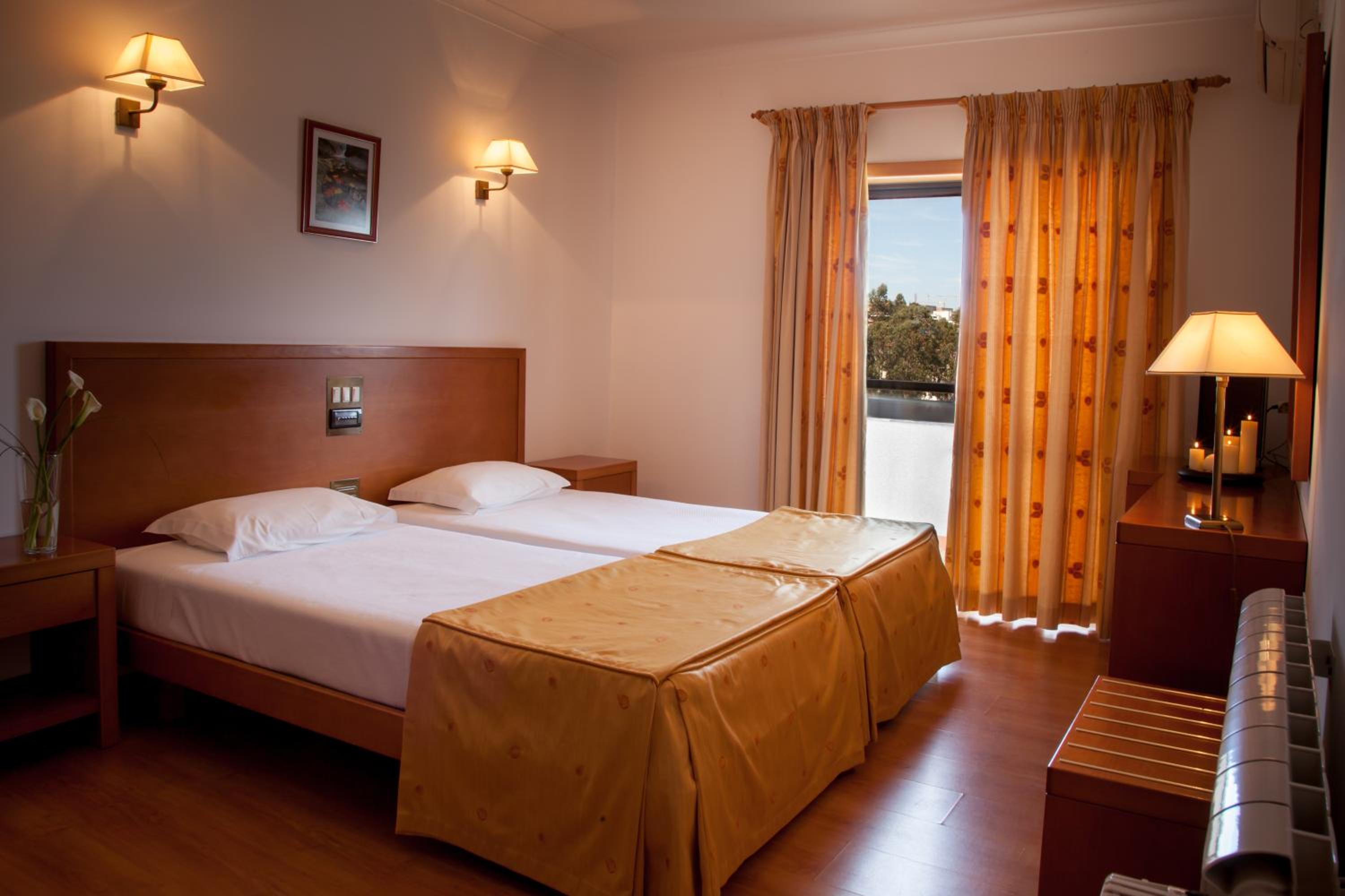 Double or Twin Room with Extra Bed - Photo 1