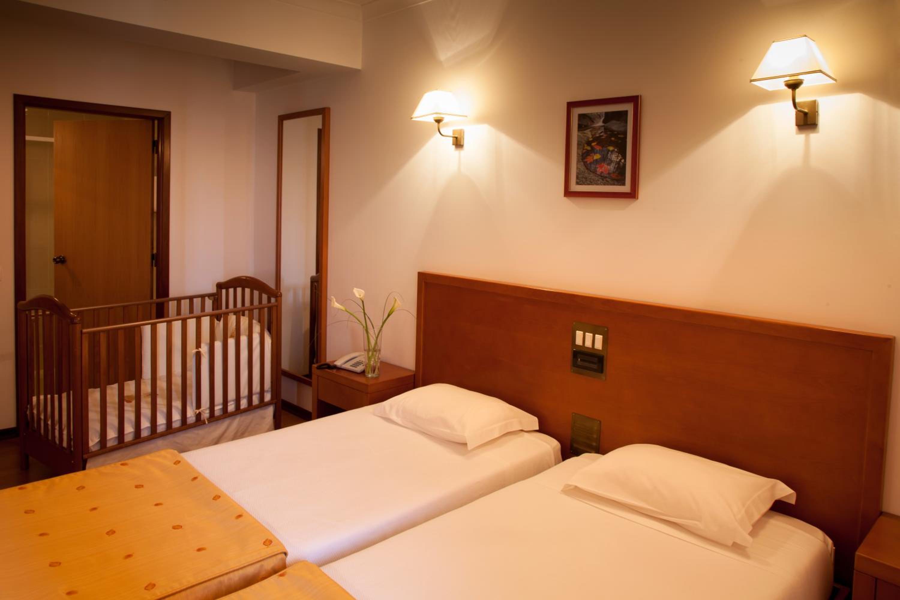 Double or Twin Room with Extra Bed - Photo 6